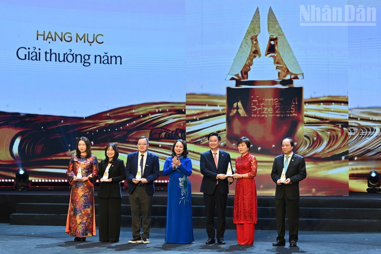 La vicepresidenta de Vietnam, Vo Thi Anh Xuan, entrega el Premio del año a cinco proyectos.