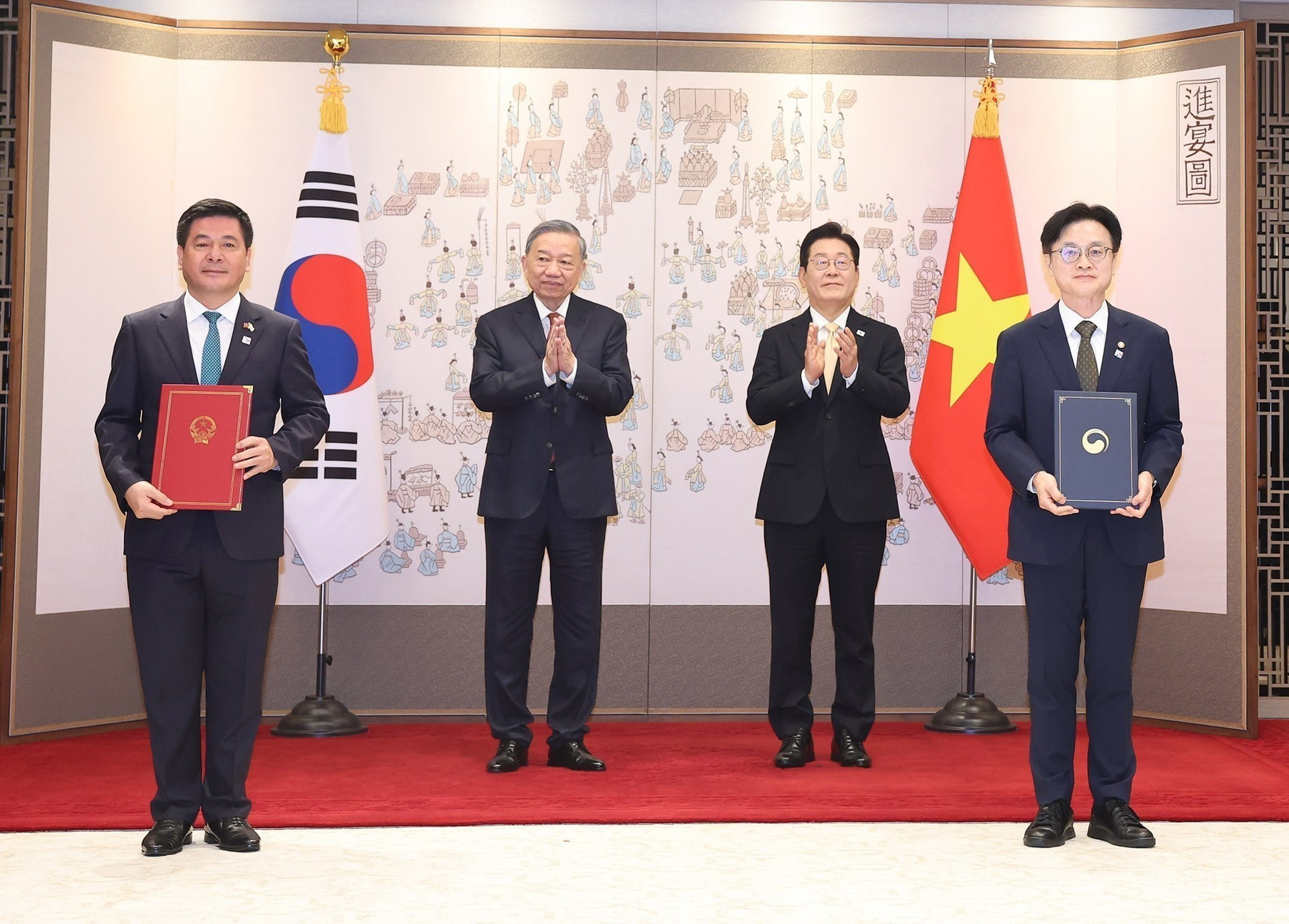 El intercambio de un memorando de entendimiento sobre la cooperación en la energía renovable entre el Ministerio de Industria y Comercio de Vietnam y el Ministerio de Industira, Comercio y Energía de Corea del Sur.
