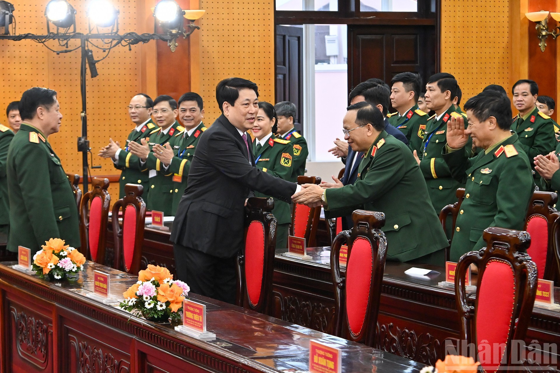 El presidente del país, Luong Cuong, saluda a los asistentes.