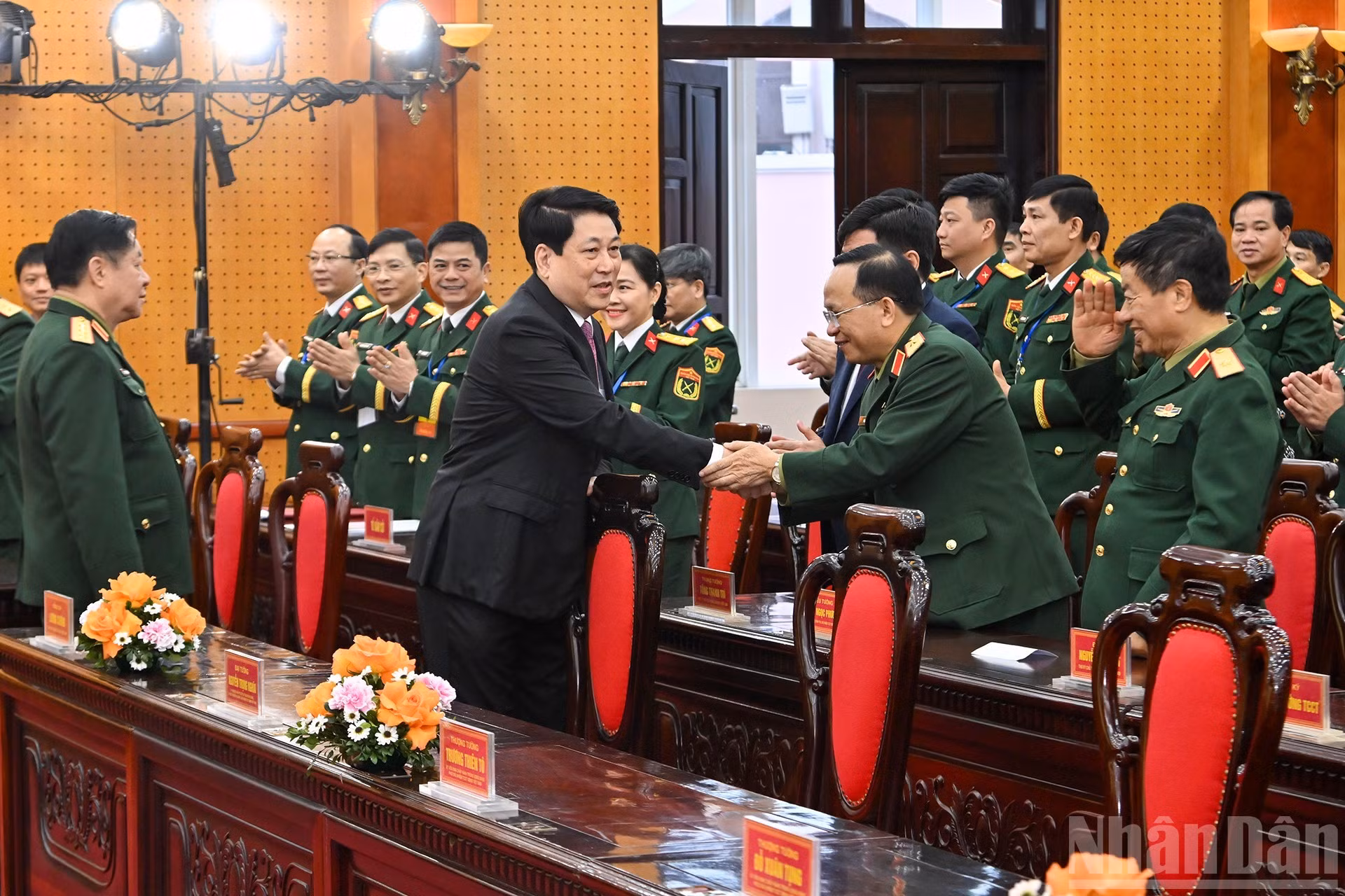 El presidente del país, Luong Cuong, saluda a los asistentes.