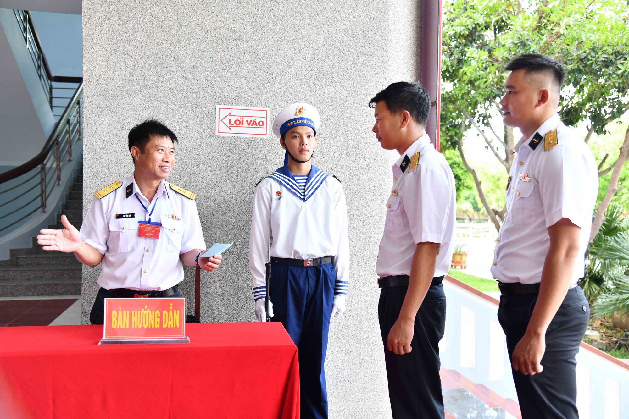 Miembros del comité electoral guían a los votantes en los procedimientos antes de recibir las papeletas.