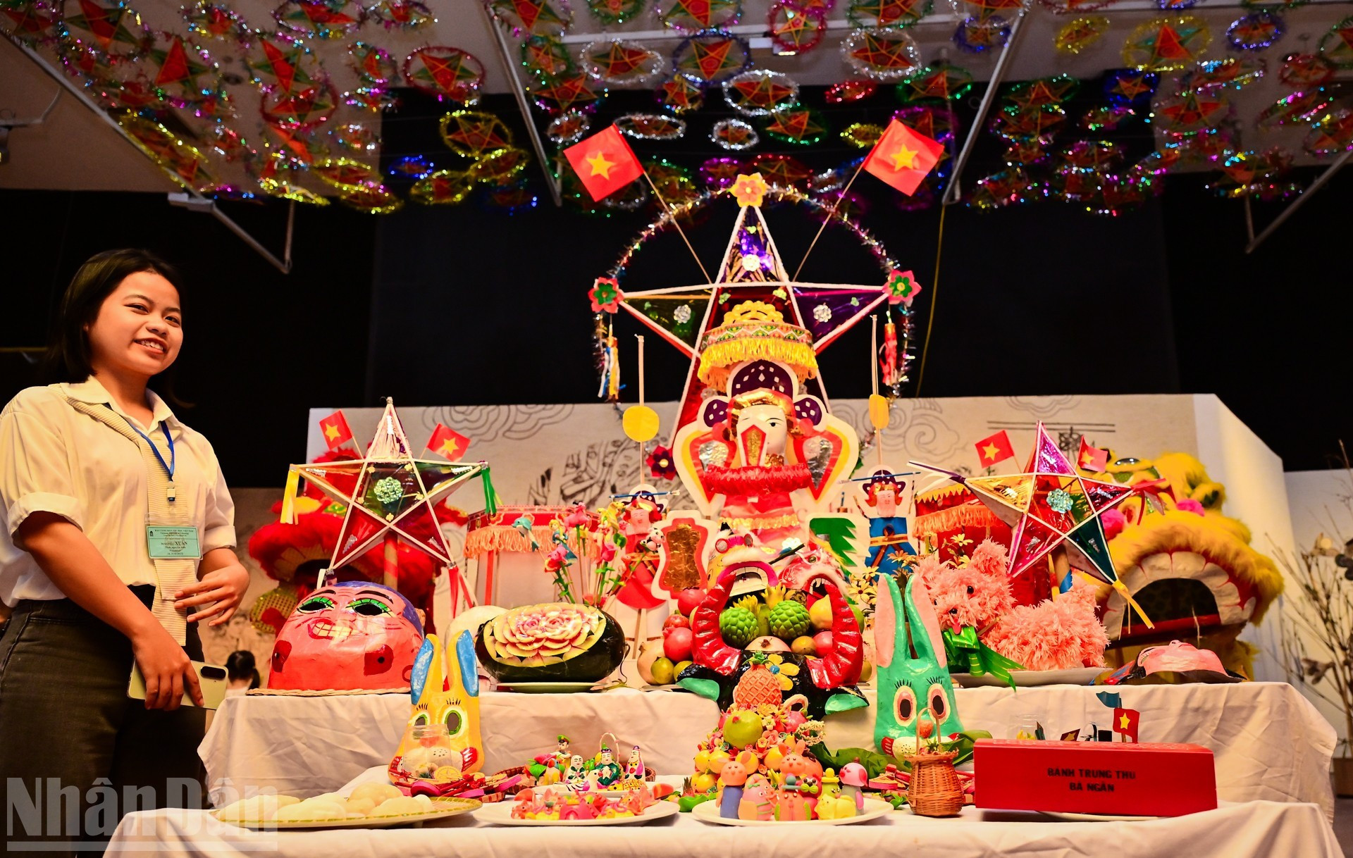 La bandeja de ofrendas del Festival del Medio Otoño, dedicadas a los dioses y antepasados, refleja deseos de bienestar, especialmente para los niños, y contiene frutas, pasteles tradicionales y juguetes infantiles.