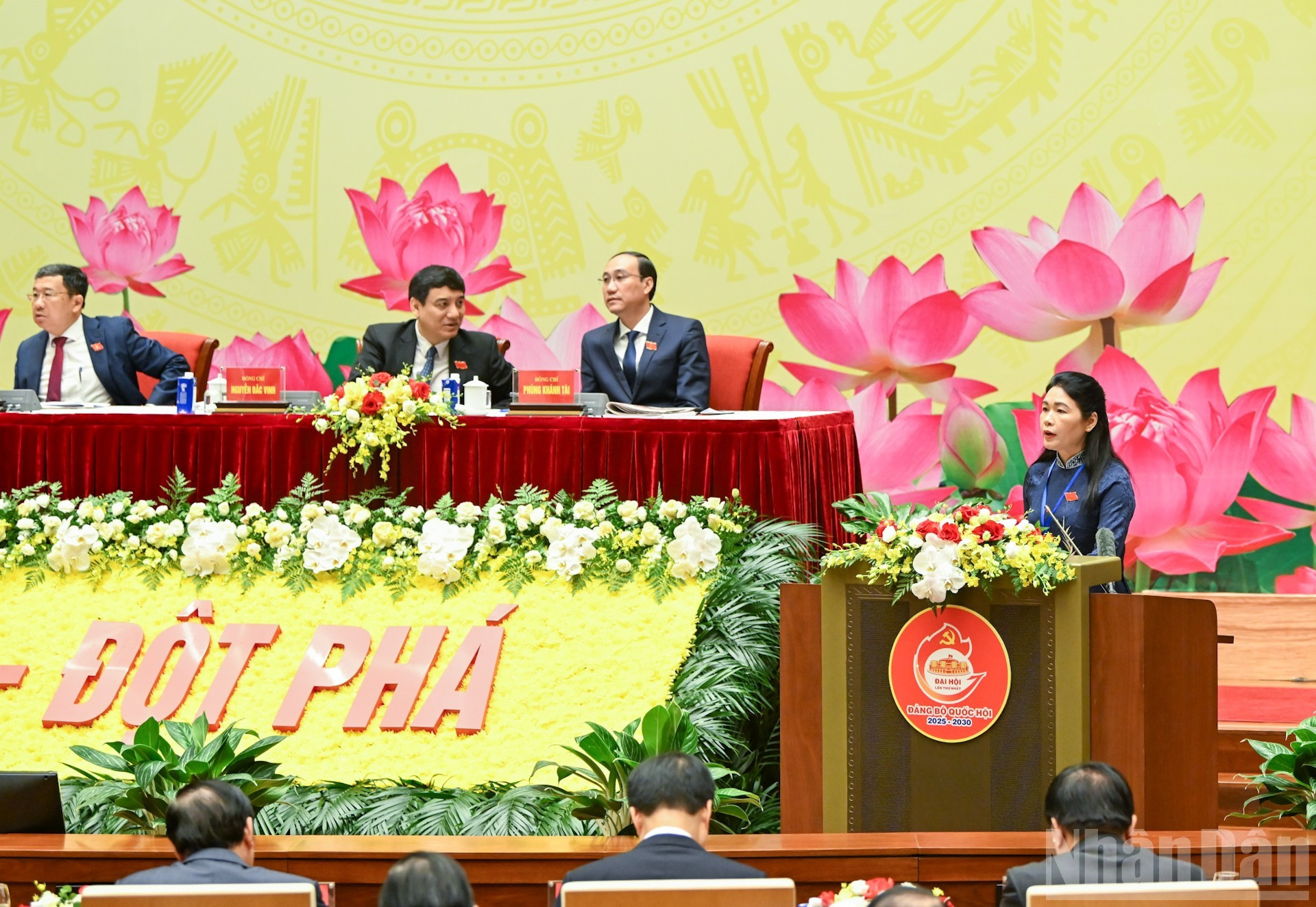 La auditora general adjunta del Estado, Ha Thi My Dung, habla en el evento.