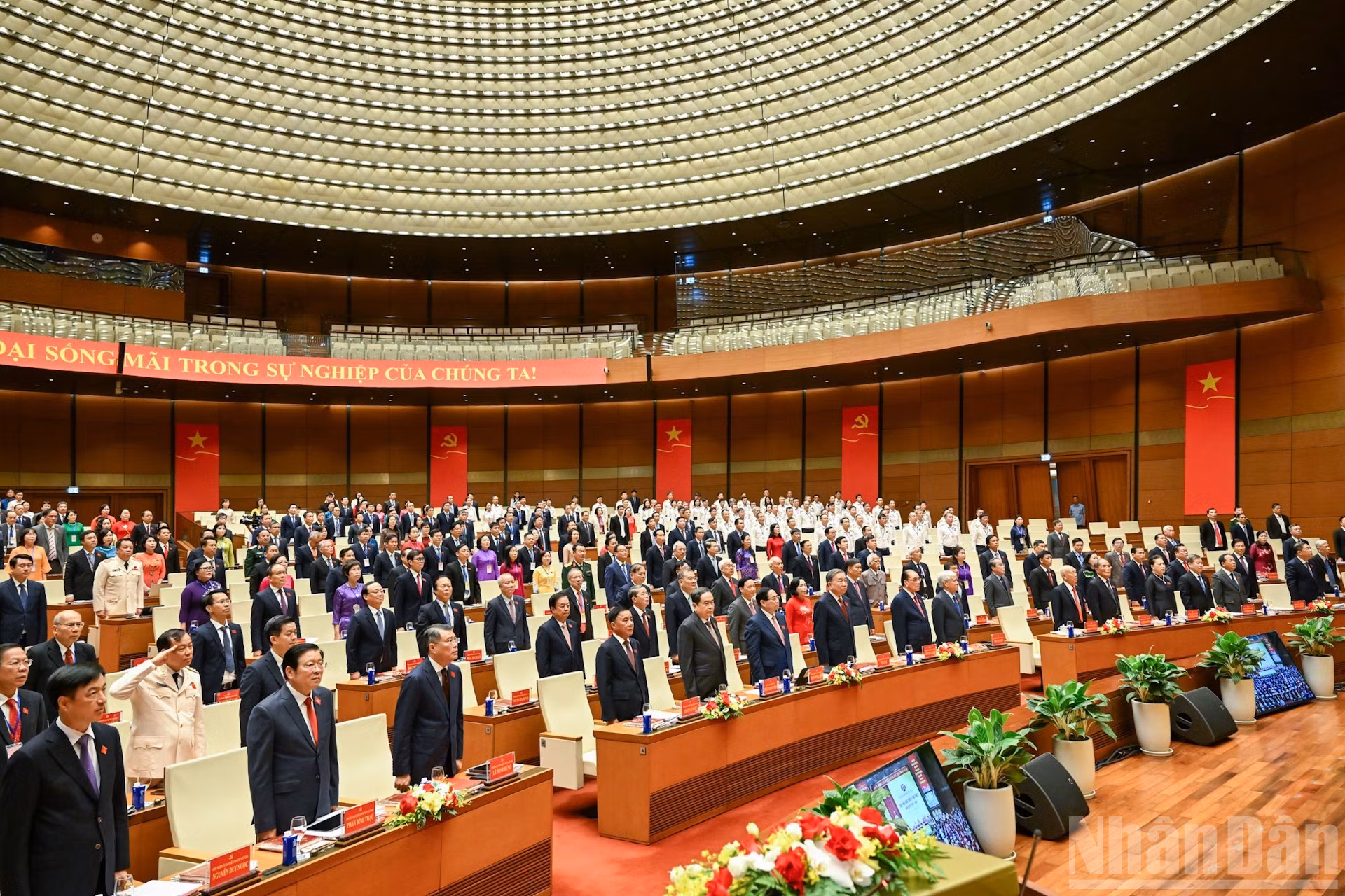 Los dirigentes y exlíderes del Partido y del Estado realizan el acto de saludo a la bandera nacional.