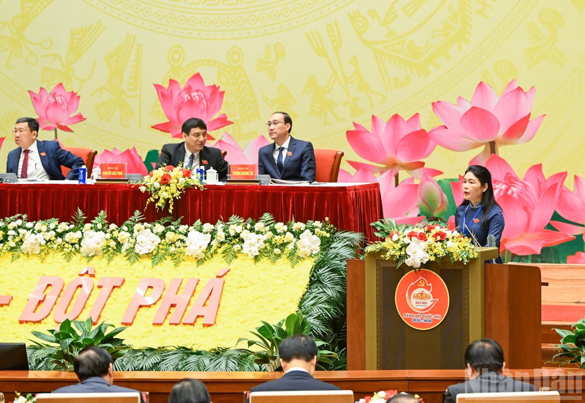 La auditora general adjunta del Estado, Ha Thi My Dung, habla en el evento.