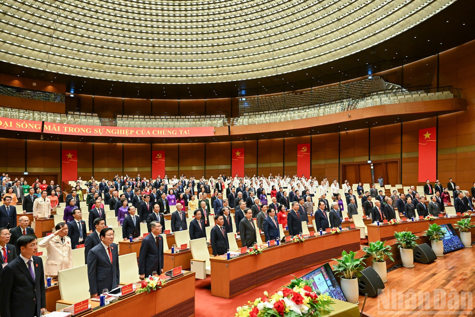 Los dirigentes y exlíderes del Partido y del Estado realizan el acto de saludo a la bandera nacional.