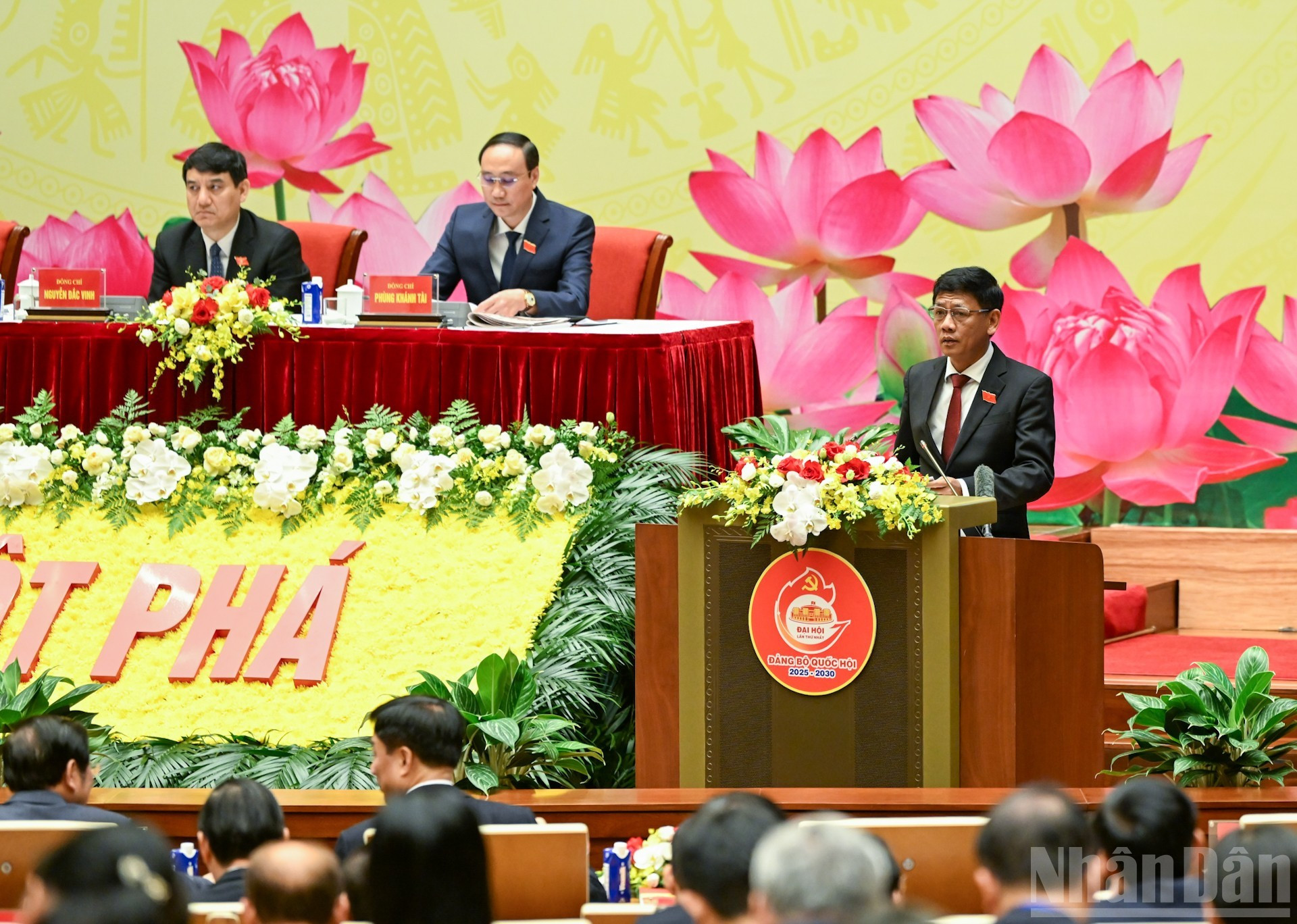 El jefe de la Comisión de Asuntos Étnicos, Lam Van Man, presenta su opinión.