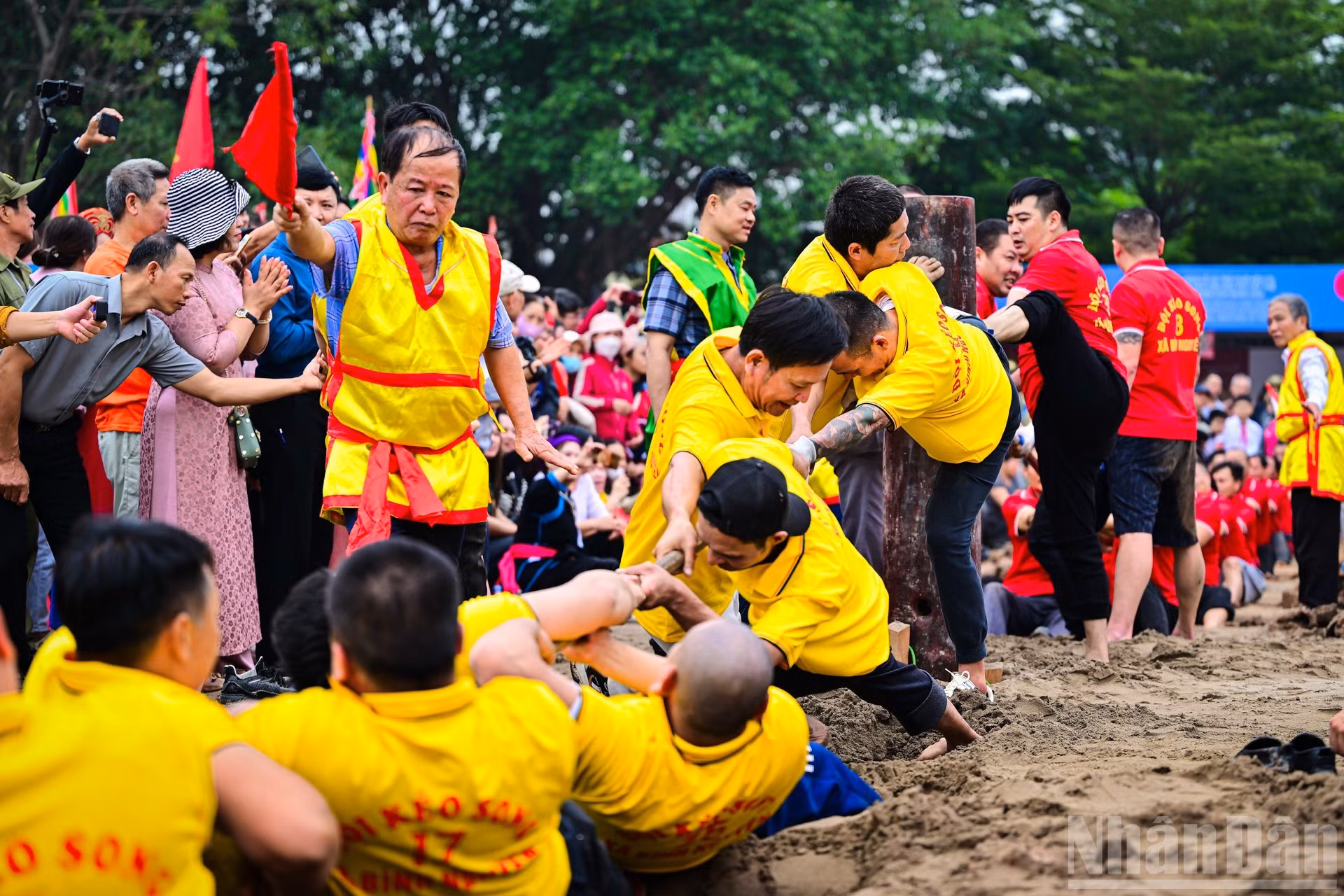 La presentación de los ritos y juegos del tiro de cuerda cuenta con la participación de la Asociación del Tirón de Cuerda Gijisi, en la ciudad surcoreana de Dangjin y de ocho comunidades del tiro de cuerda de Vietnam.