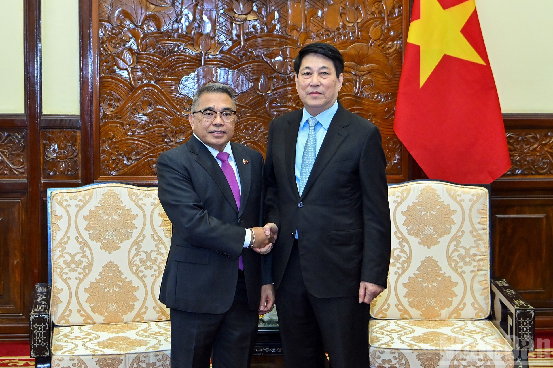 El presidente de Vietnam, Luong Cuong, se reúne con el embajador de Filipinas, Meynardo Los Banos Montealegre.