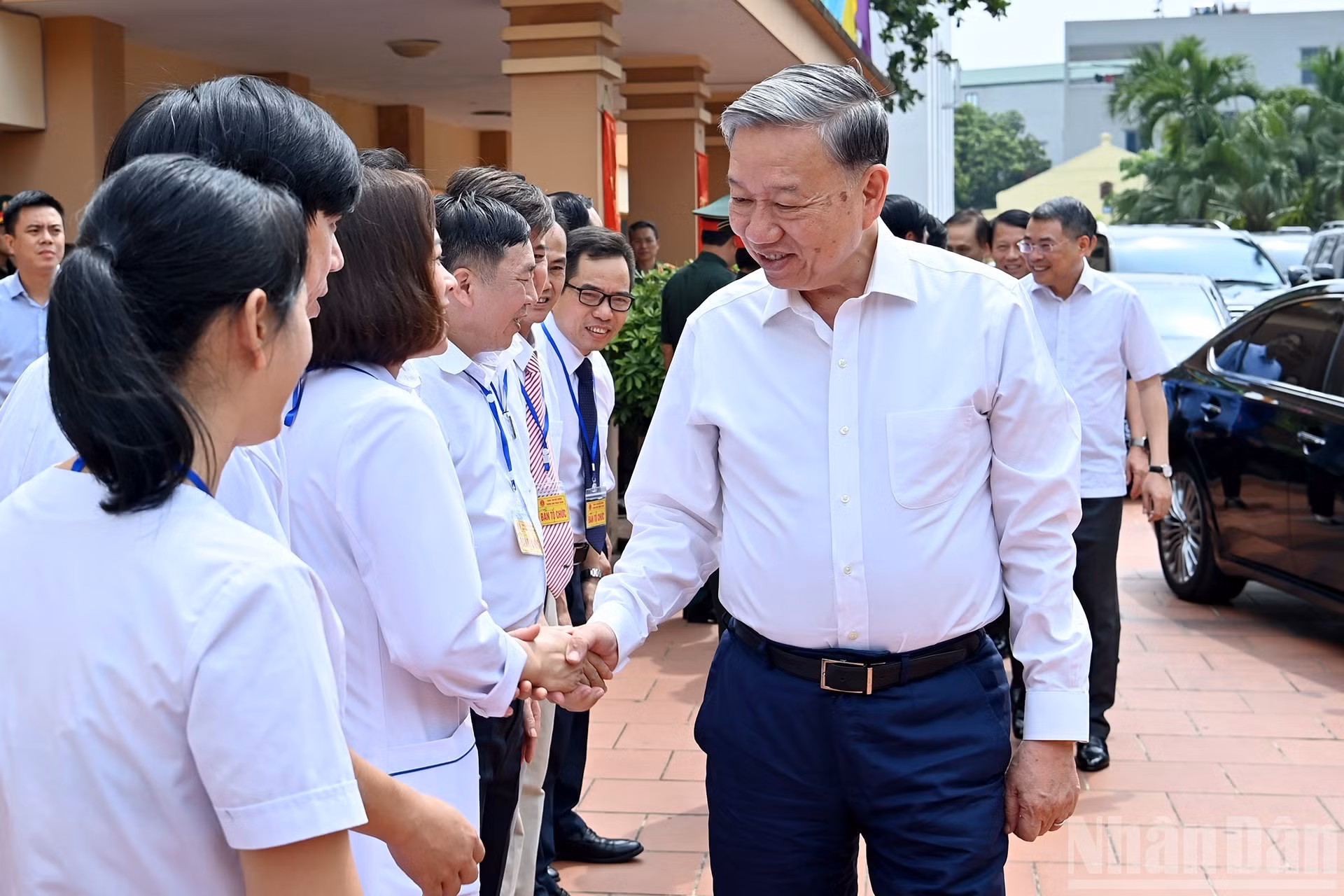El secretario general To Lam saluda a los trabajadores en el Centro.