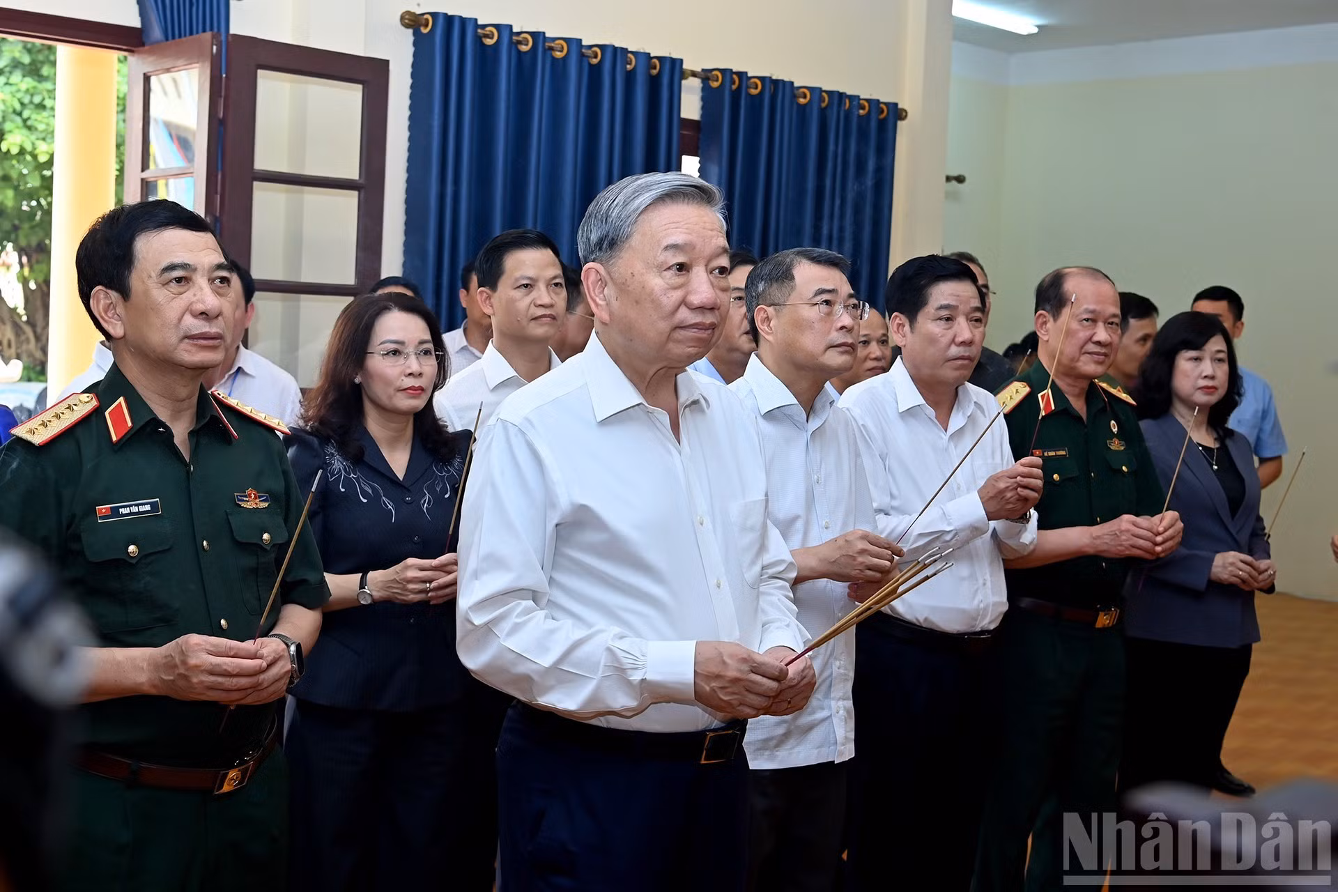 El líder partidista To Lam rinde homenaje a los mártires.