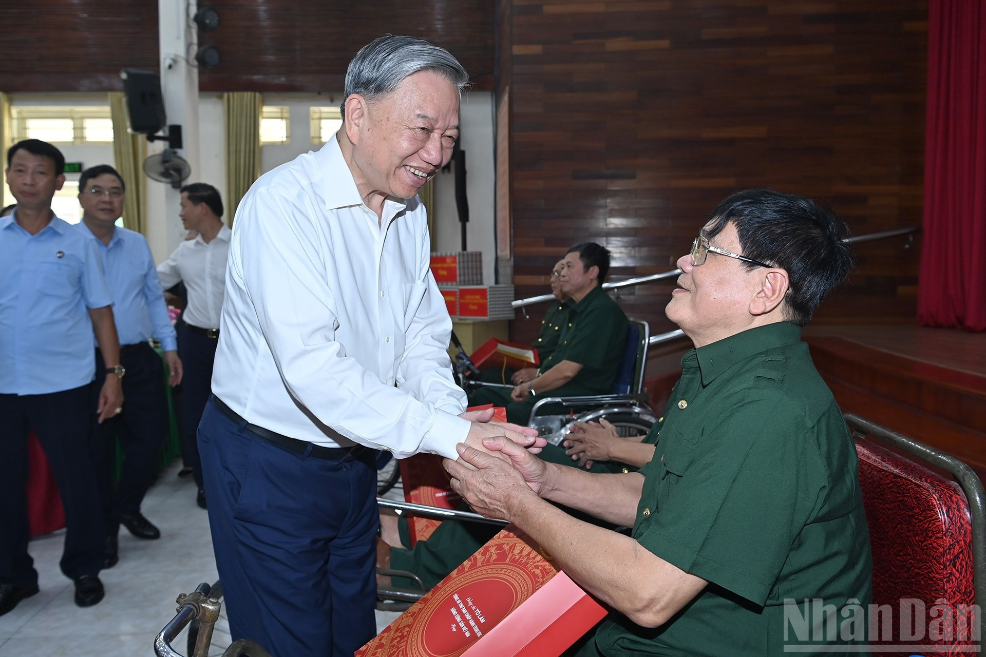 El secretario general del PCV, To Lam, entrega regalos a excombatientes en el Centro. El secretario general del PCV, To Lam, entrega regalos a excombatientes en el Centro.