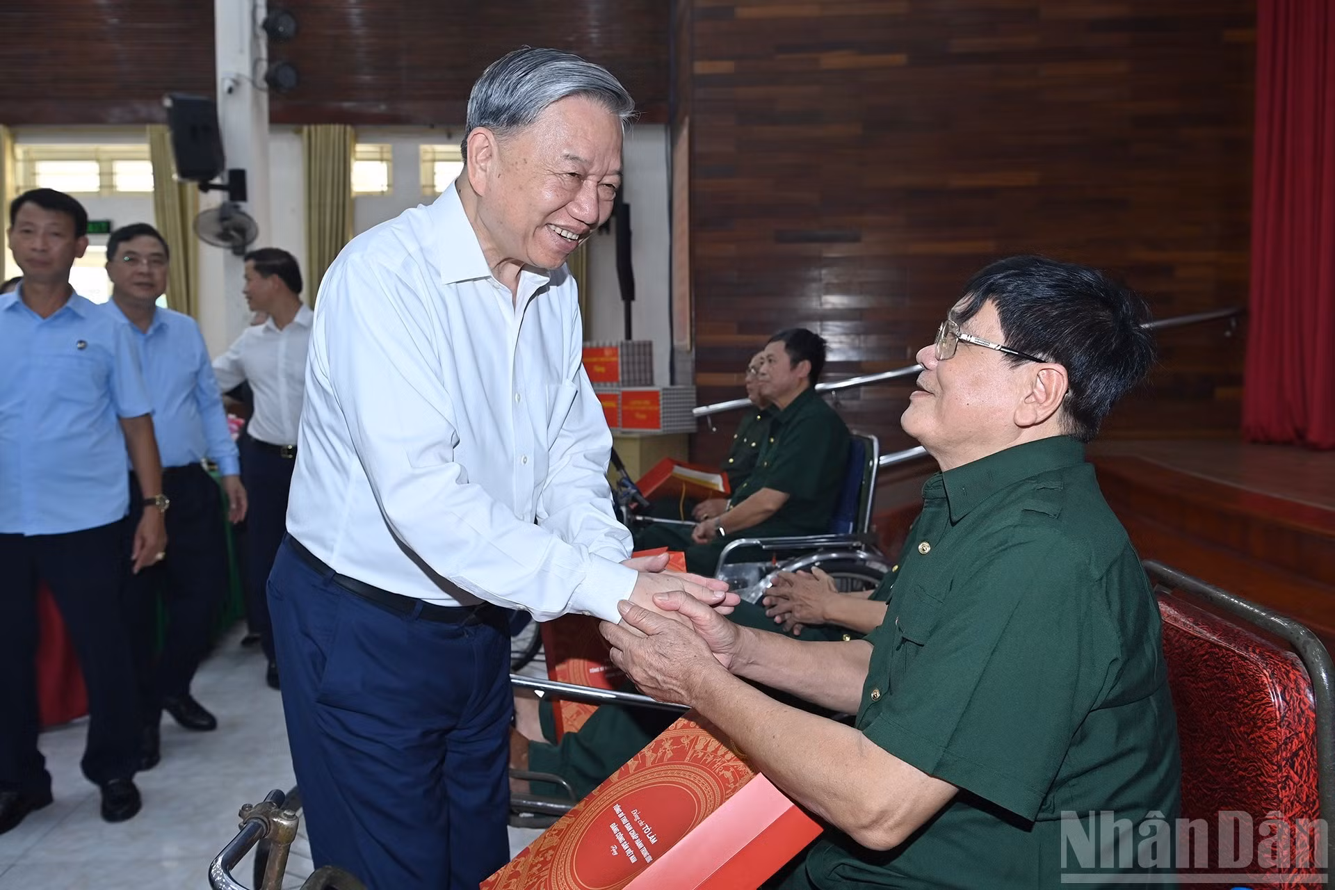 El secretario general del PCV, To Lam, entrega regalos a excombatientes en el Centro.