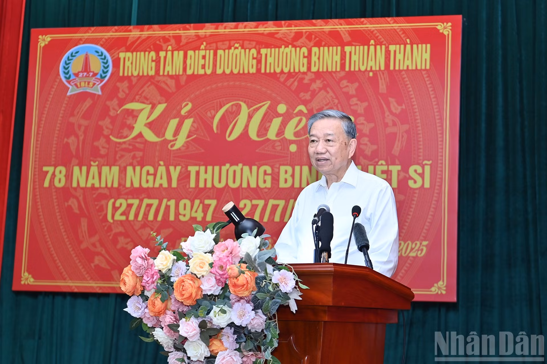 El máximo dirigente partidista To Lam toma la palabra en la cita.