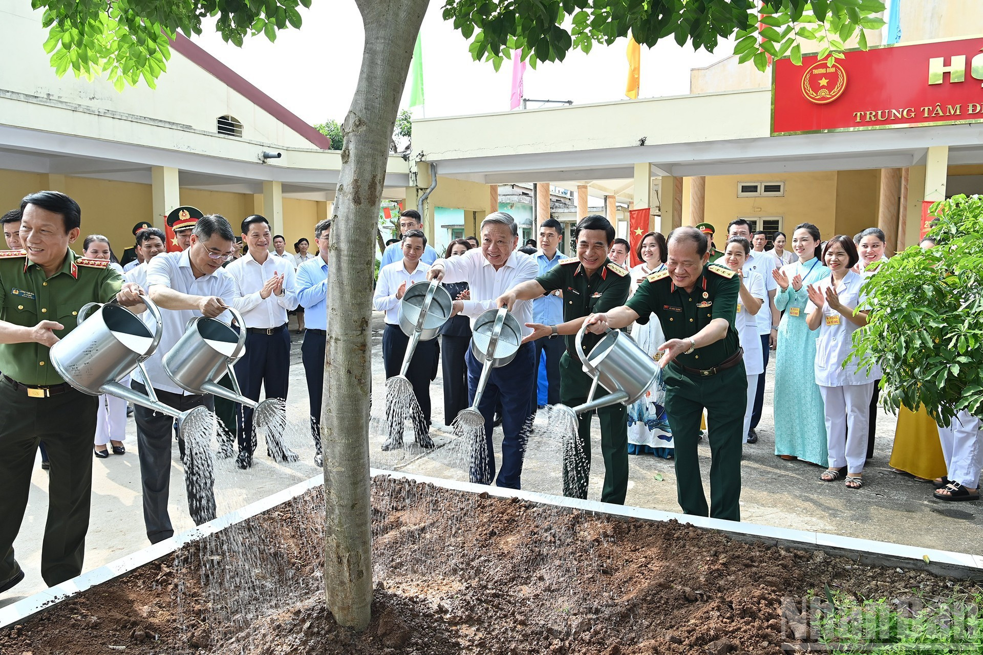 El secretario general del PCV, To Lam, y los delegados plantan un árbol en el Centro. El secretario general del PCV, To Lam, y los delegados plantan un árbol en el Centro.