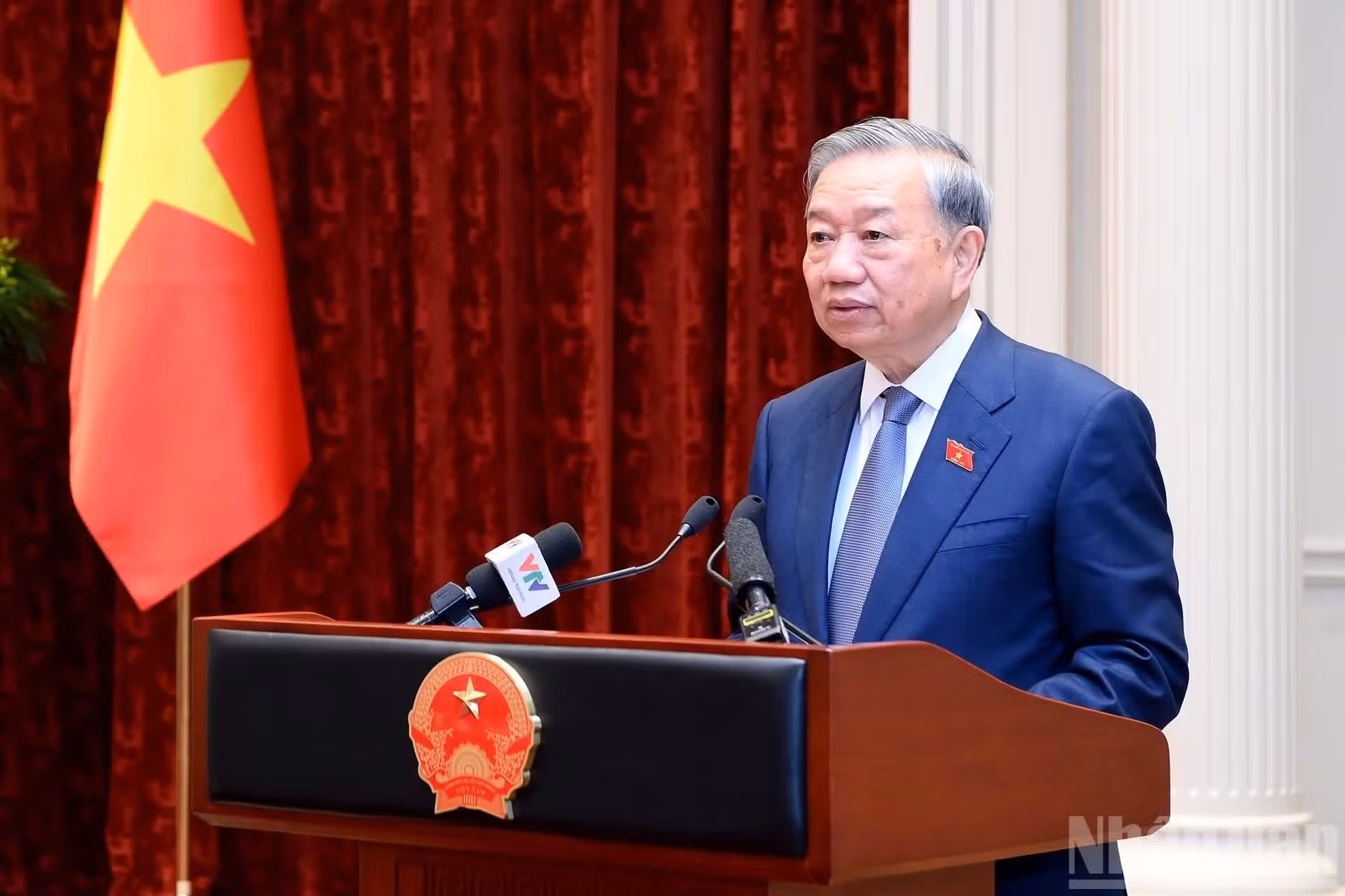 El máximo dirigente del país To Lam toma la palabra en el encuentro.