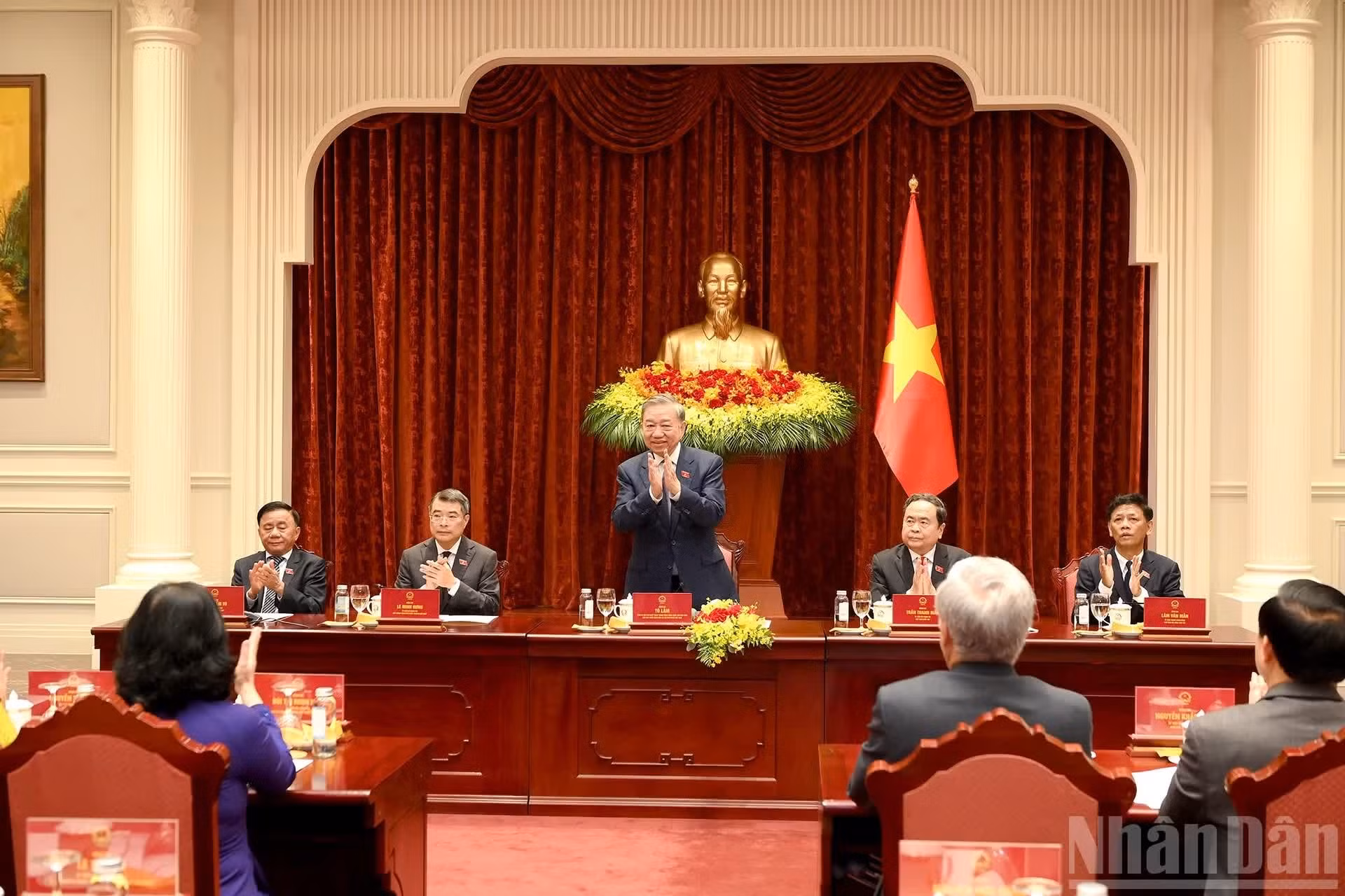 El secretario general del PCV y presidente del país, To Lam, interviene en el encuentro.
