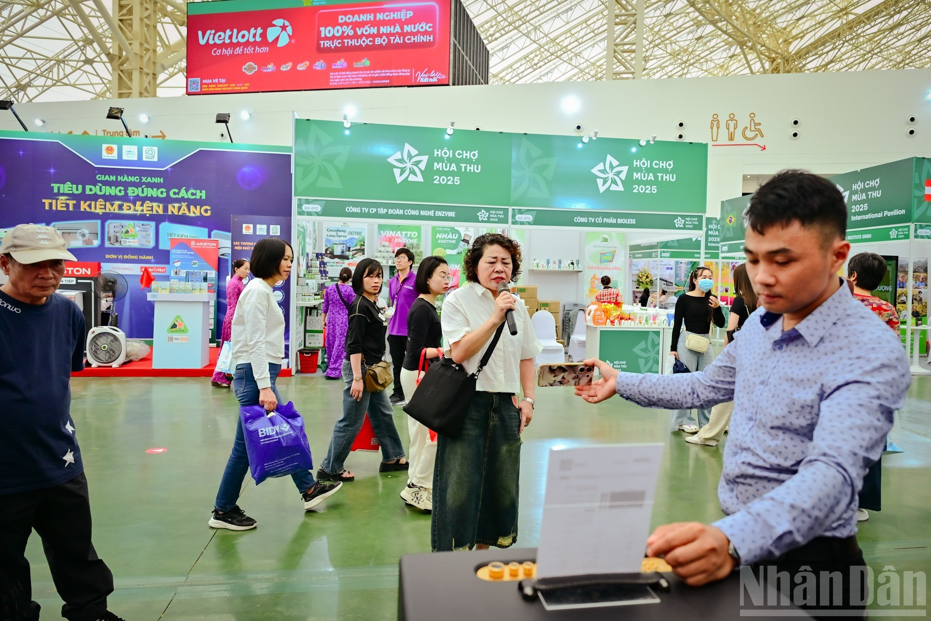 En muchos stands, los visitantes pueden probar los productos antes de comprarlos. En muchos stands, los visitantes pueden probar los productos antes de comprarlos.