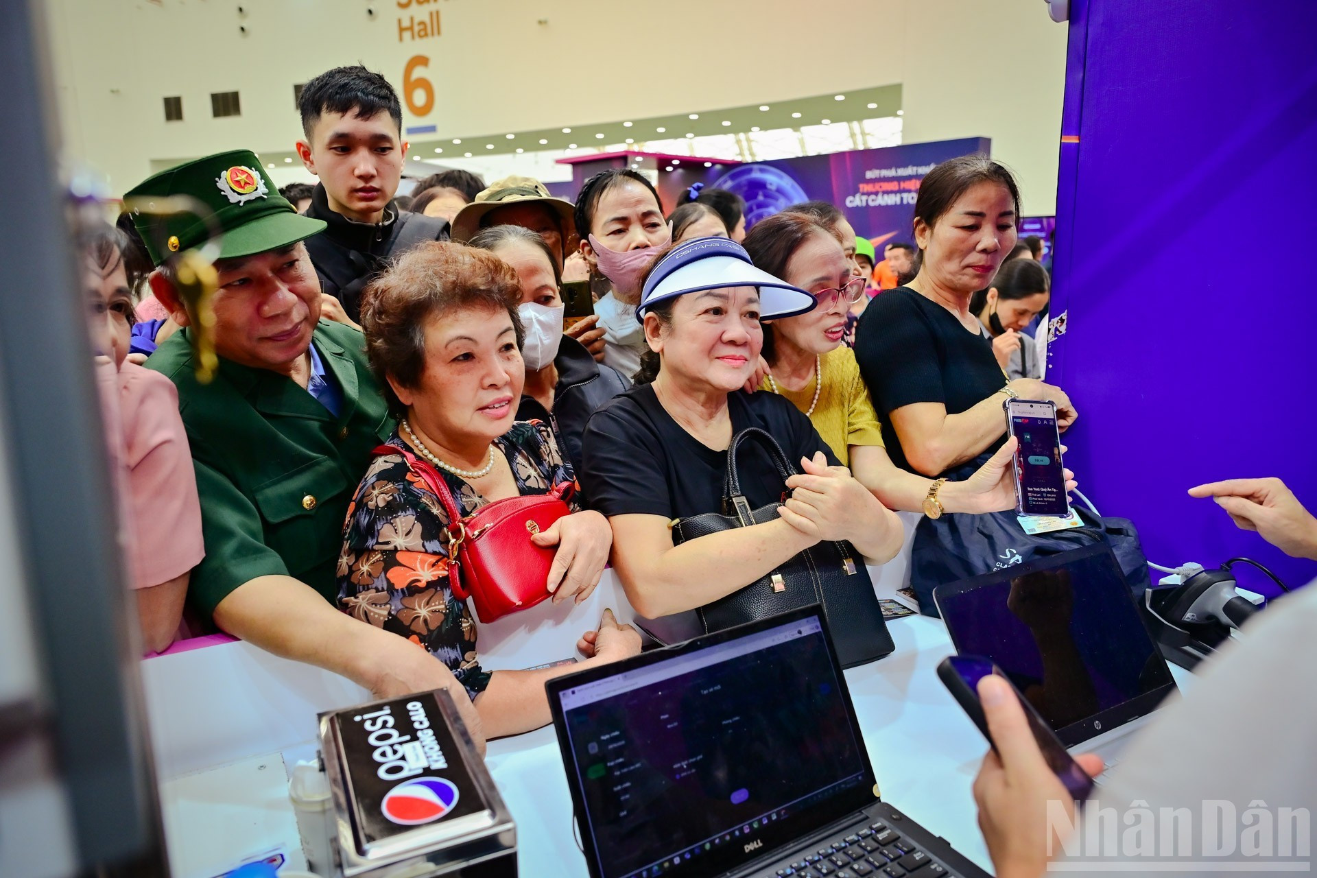 Hay largas filas para conseguir entradas para las películas Lluvia roja y Batalla aérea mortal. Hay largas filas para conseguir entradas para las películas Lluvia roja y Batalla aérea mortal.