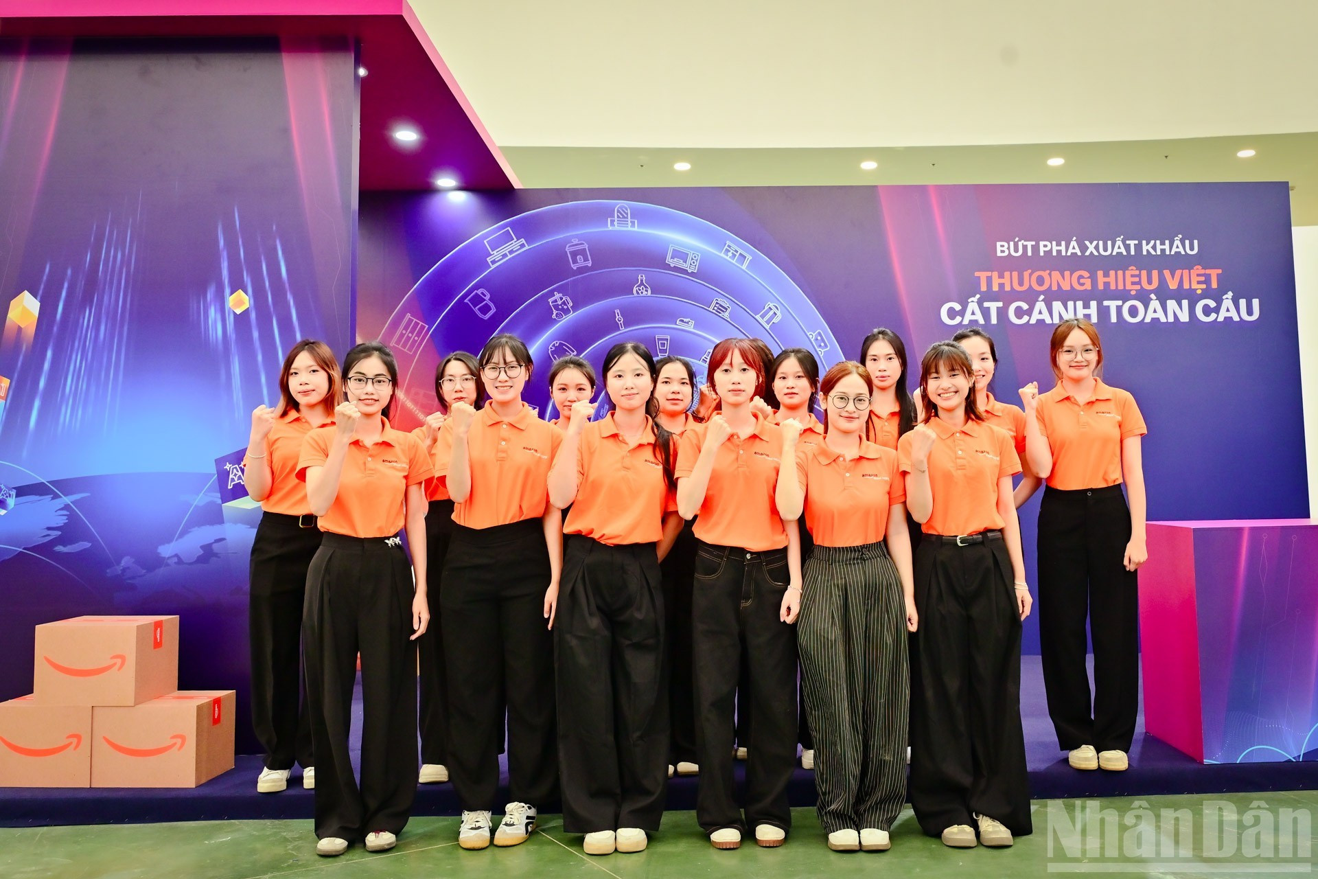 El pabellón “Quintaesencia cultural de Vietnam” abre las puertas al comercio internacional. El stand de Amazon atrae a numerosas empresas vietnamitas interesadas en buscar cómo llevar sus productos al mercado global. El pabellón “Quintaesencia cultural de Vietnam” abre las puertas al comercio internacional. El stand de Amazon atrae a numerosas empresas vietnamitas interesadas en buscar cómo llevar sus productos al mercado global.