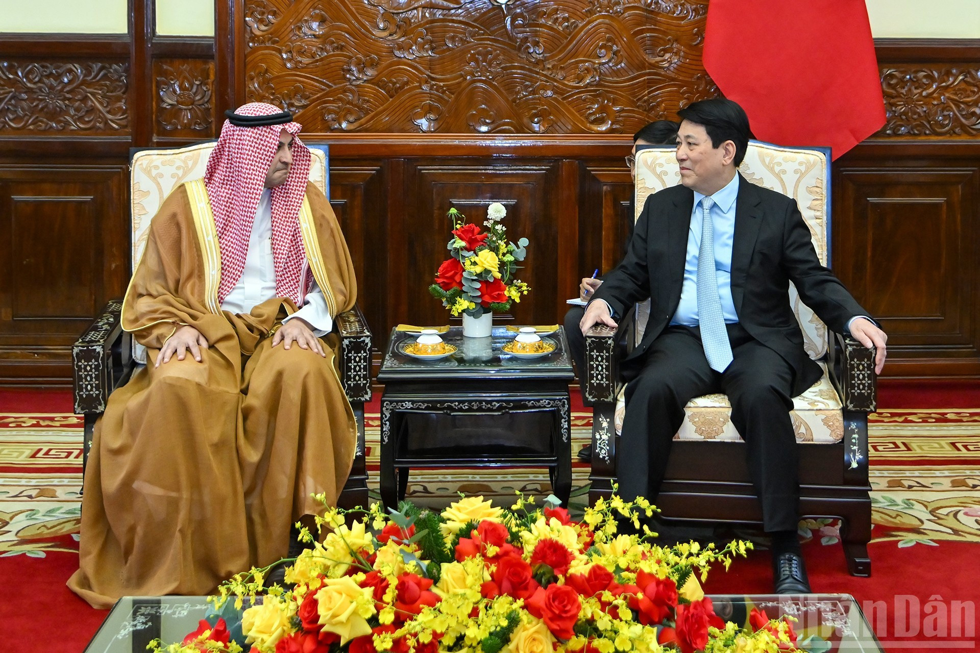 El presidente vietnamita, Luong Cuong, conversa con el embajador de Arabia Saudí, Mohammed Ismaeil A.Dahlwy.