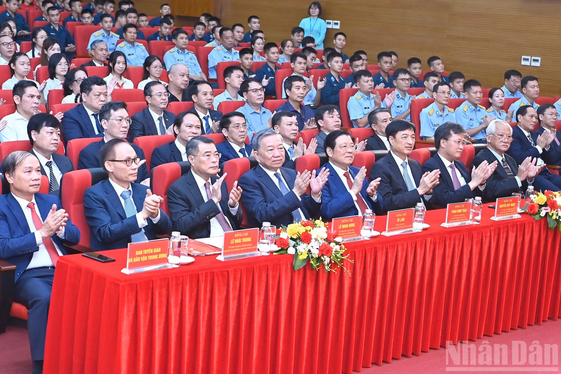 El secretario general To Lam y dirigentes del Partido y Estado acuden al acto inaugural.