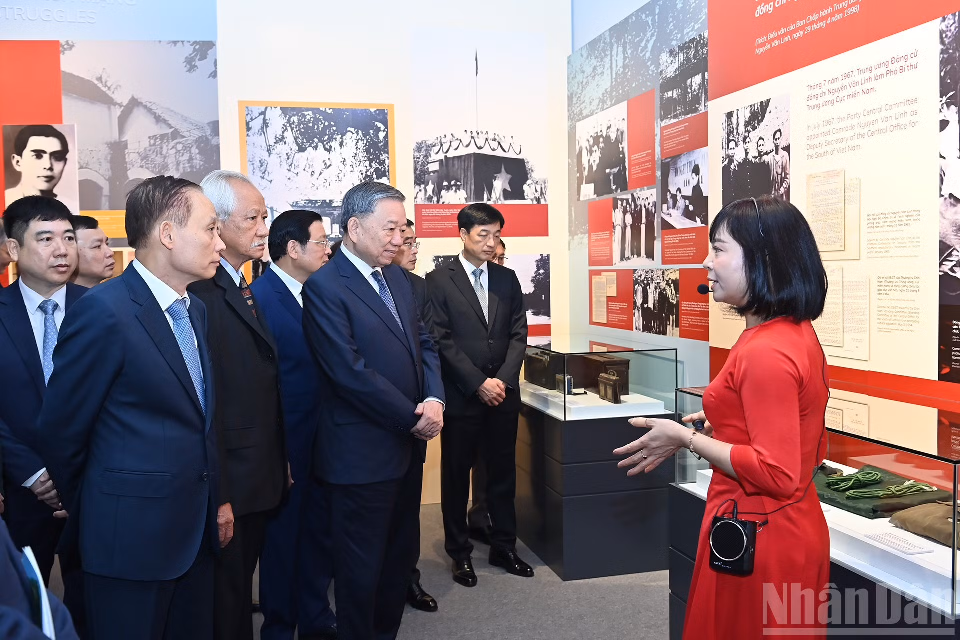 El máximo dirigente partidista To Lam visita la muestra.