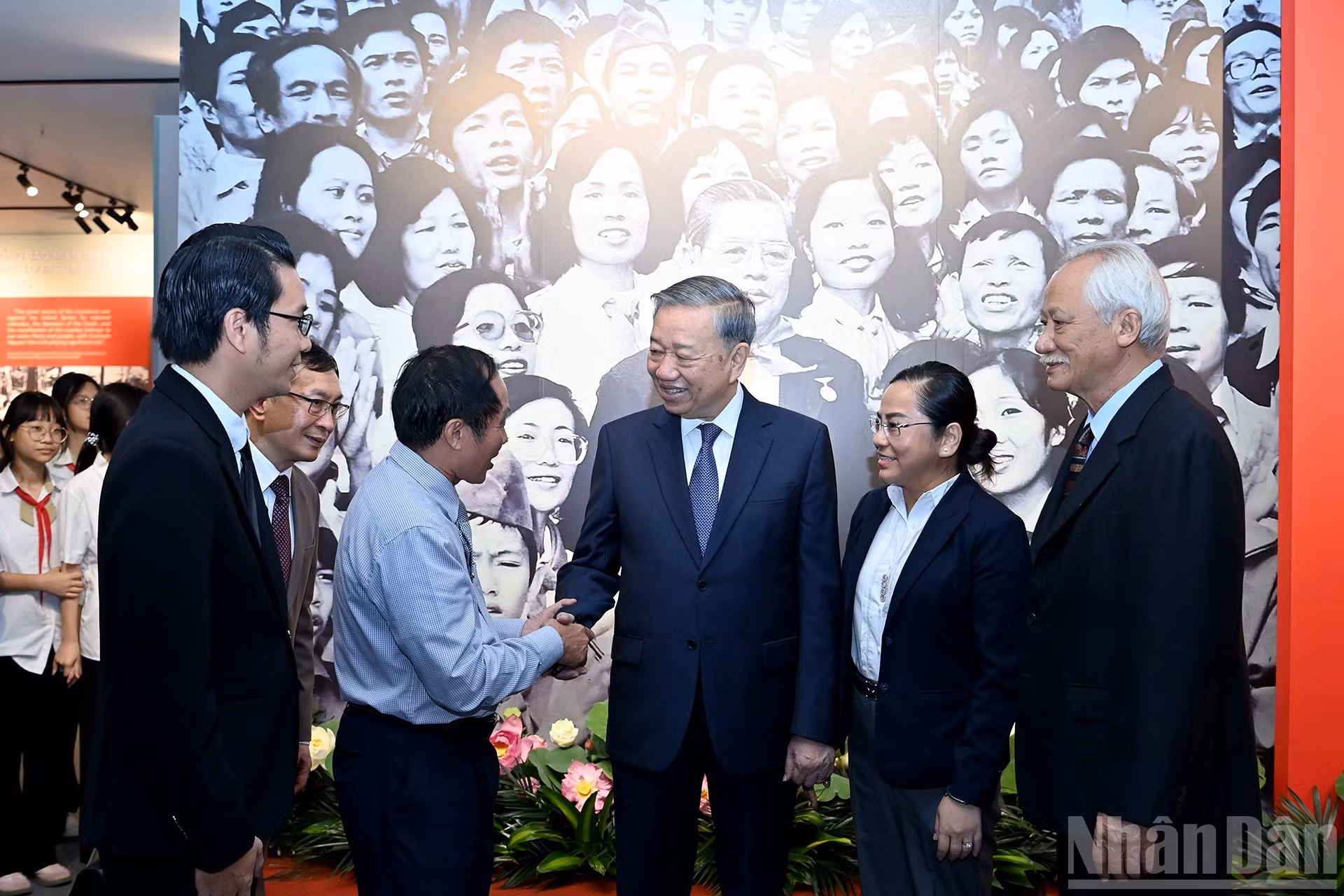 El secretario general To Lam saluda a los asistentes.