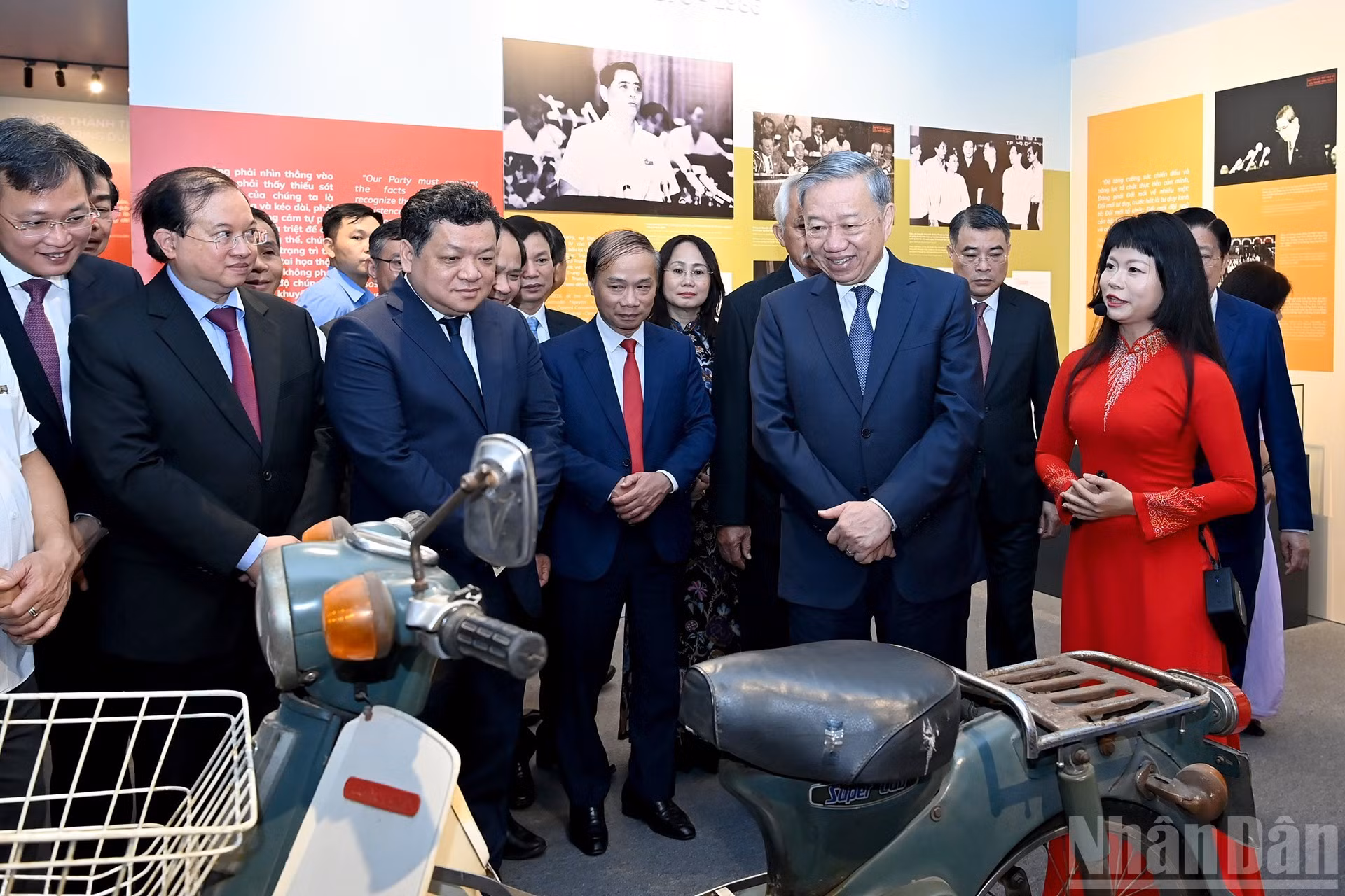 El máximo dirigente partidista To Lam visita la muestra.