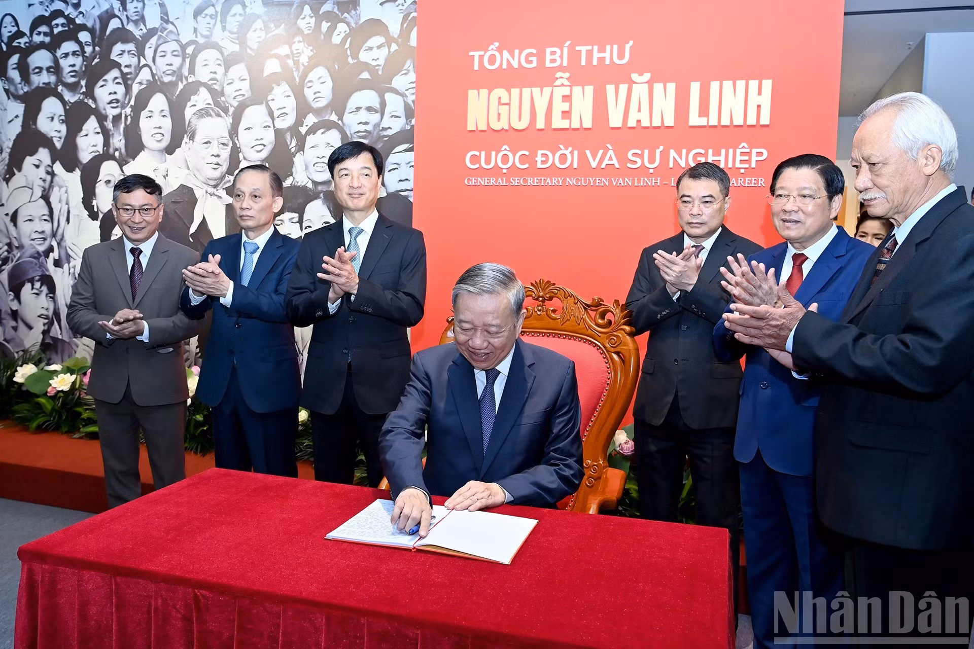 El secretario general To Lam firma el libro de recuerdo.