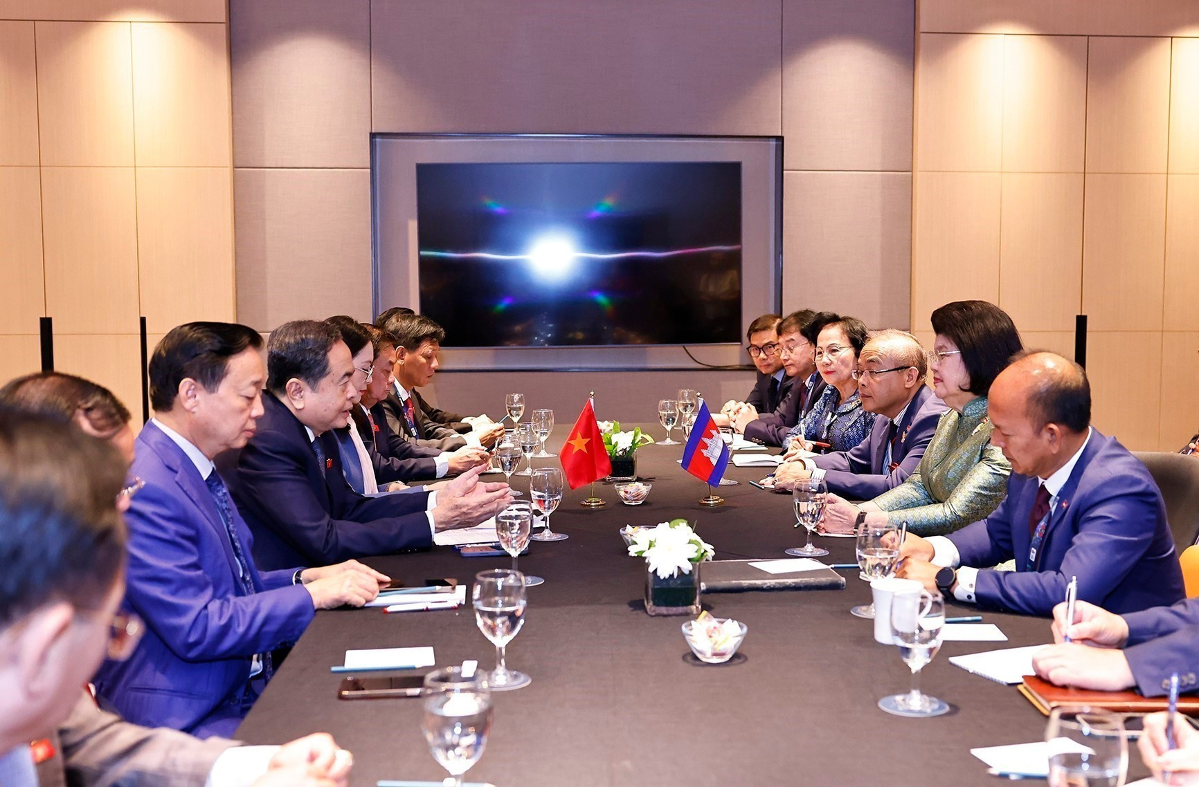 El presidente de la Asamblea Nacional de Vietnam (ANV), Tran Thanh Man, se reúne con su similar camboyana, Samdech Maha Rathsaphethika Thipadei Khuon Sudary. El presidente de la Asamblea Nacional de Vietnam (ANV), Tran Thanh Man, se reúne con su similar camboyana, Samdech Maha Rathsaphethika Thipadei Khuon Sudary.