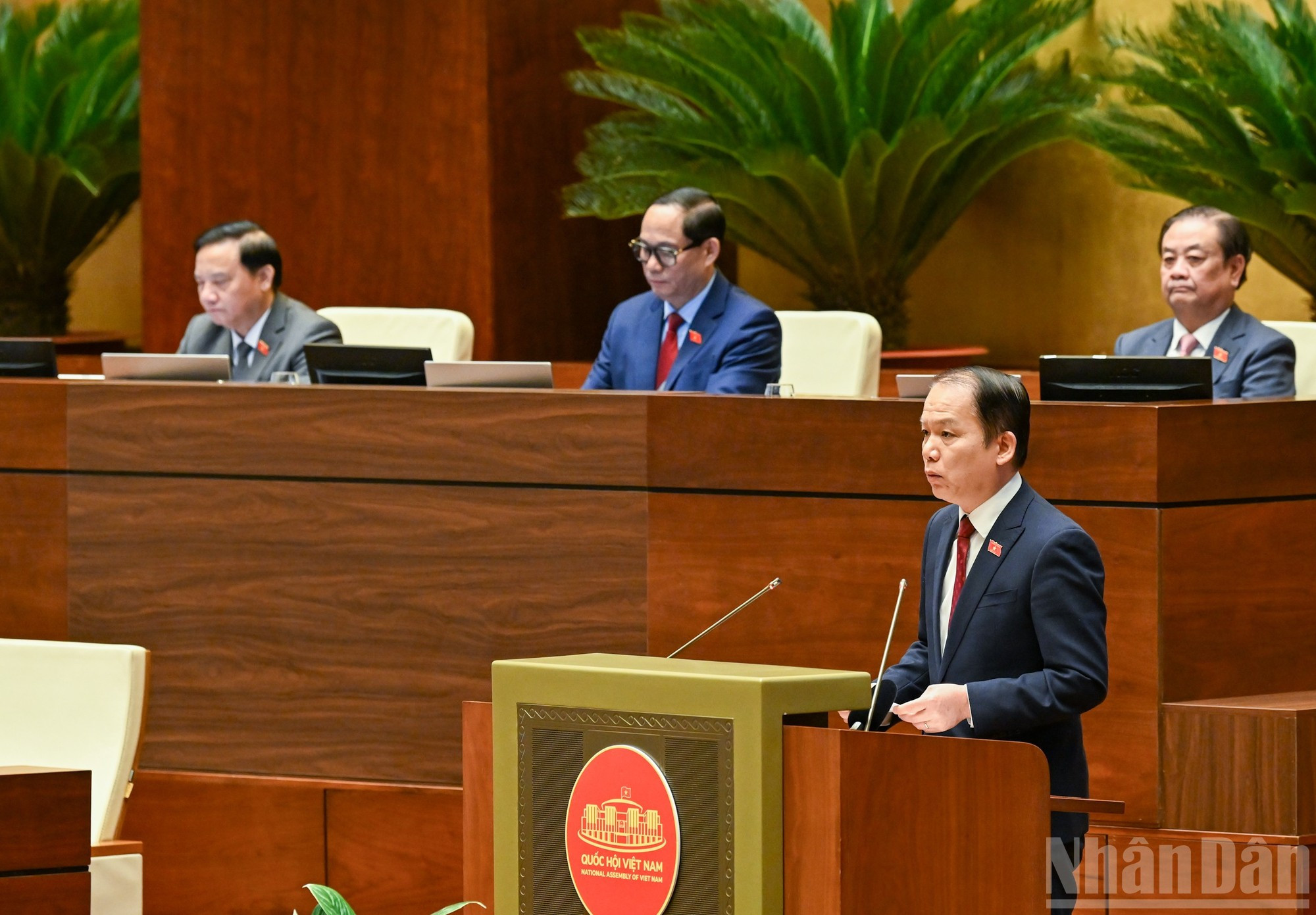 El jefe de la Comisión de Derecho y Justicia, Hoang Thanh Tung, presenta el borrador de la Resolución sobre las labores de la Asamblea Nacional, el Presidente, el Gobierno, el Tribunal Supremo Popular, la Fiscalía Suprema Popular y la Oficina de Auditoría del Estado en el período 2021-2026.