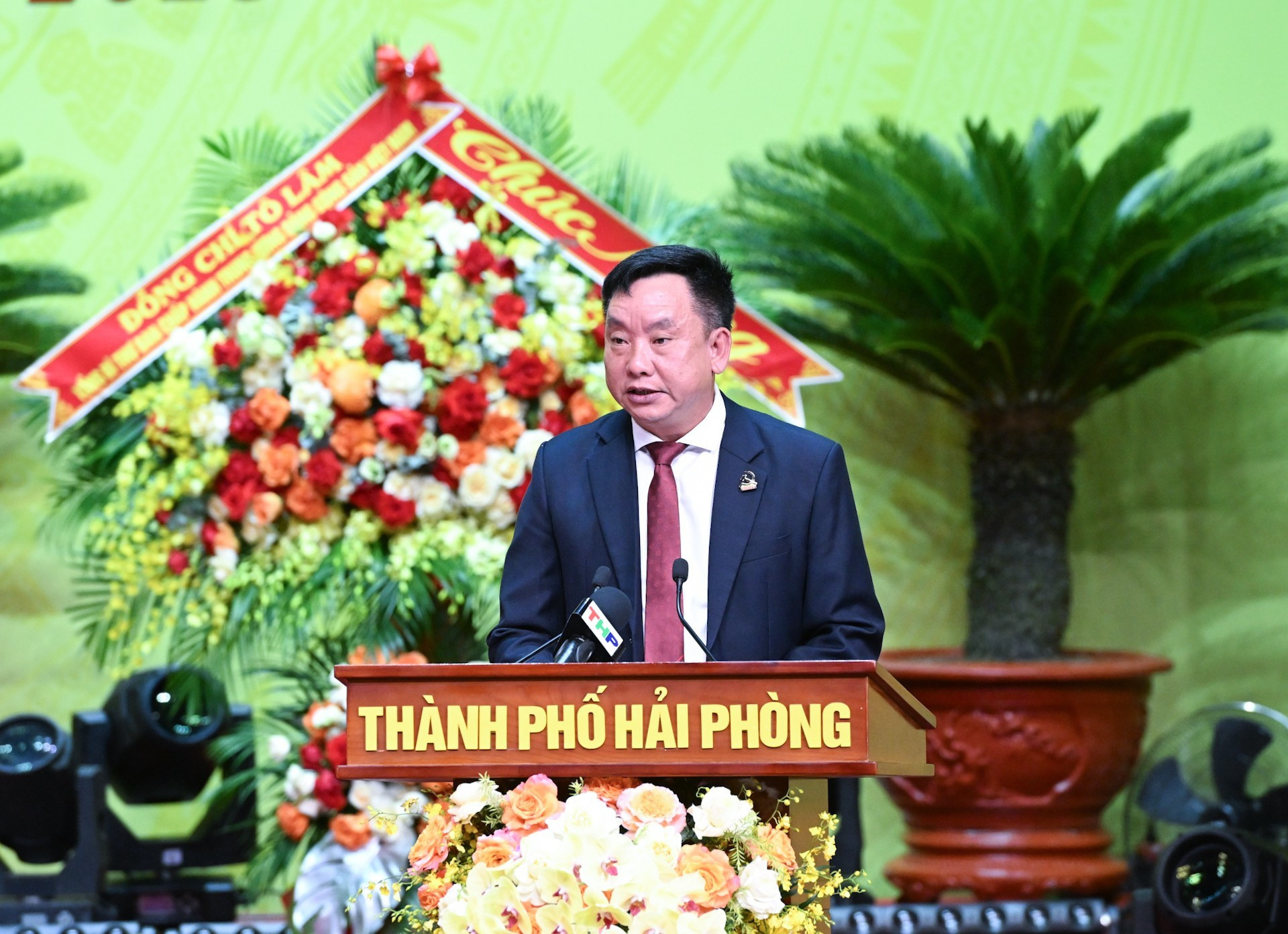 El vicepresidente de Hai Phong, Tran Van Quan, presenta un informe.
