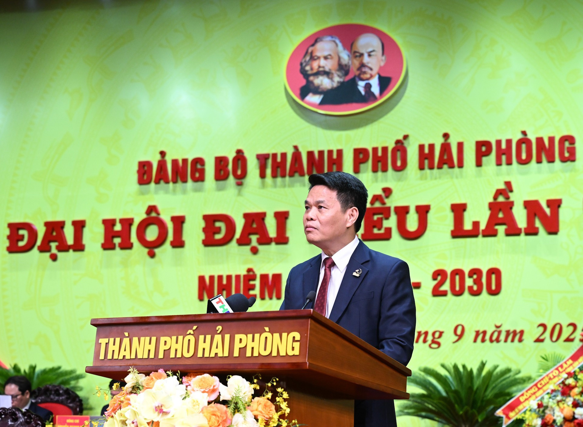El presidente de la ciudad de Hai Phong, Le Ngoc Chau, presenta un informe político de la Junta Ejecutiva del Comité partidista en la ciudad.