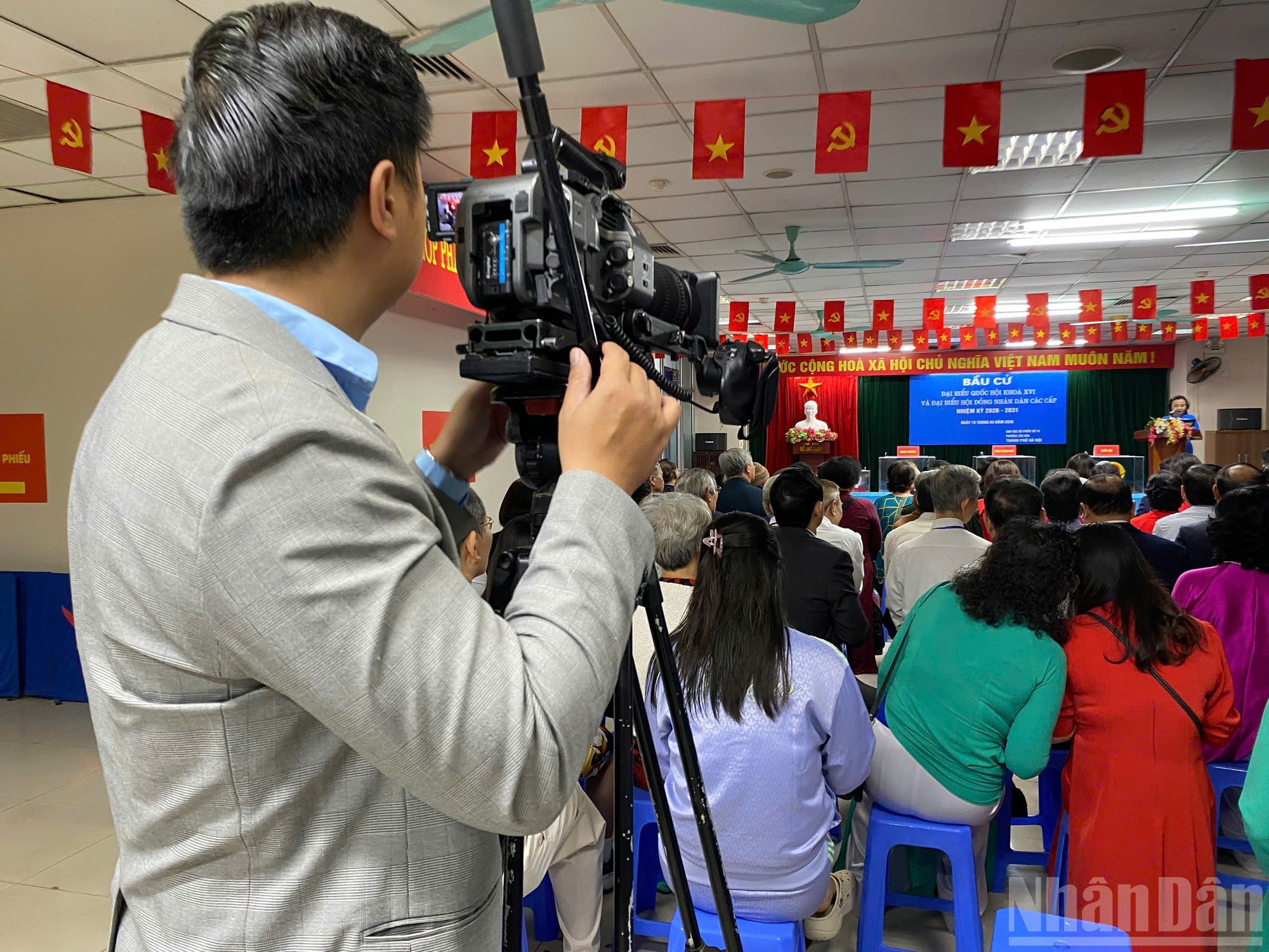 Las informaciones e imágenes de los centros de votación se actualizan continuamente, lo que permite a la ciudadanía seguir de cerca la jornada electoral en todo el país.