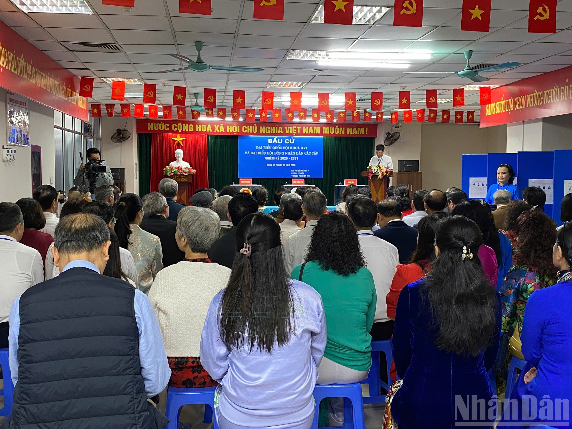 Los periodistas contribuyen a reflejar de manera fiel y objetiva el día electoral, al tiempo que difunden la responsabilidad cívica y la confianza del pueblo en una nueva etapa de desarrollo del país.