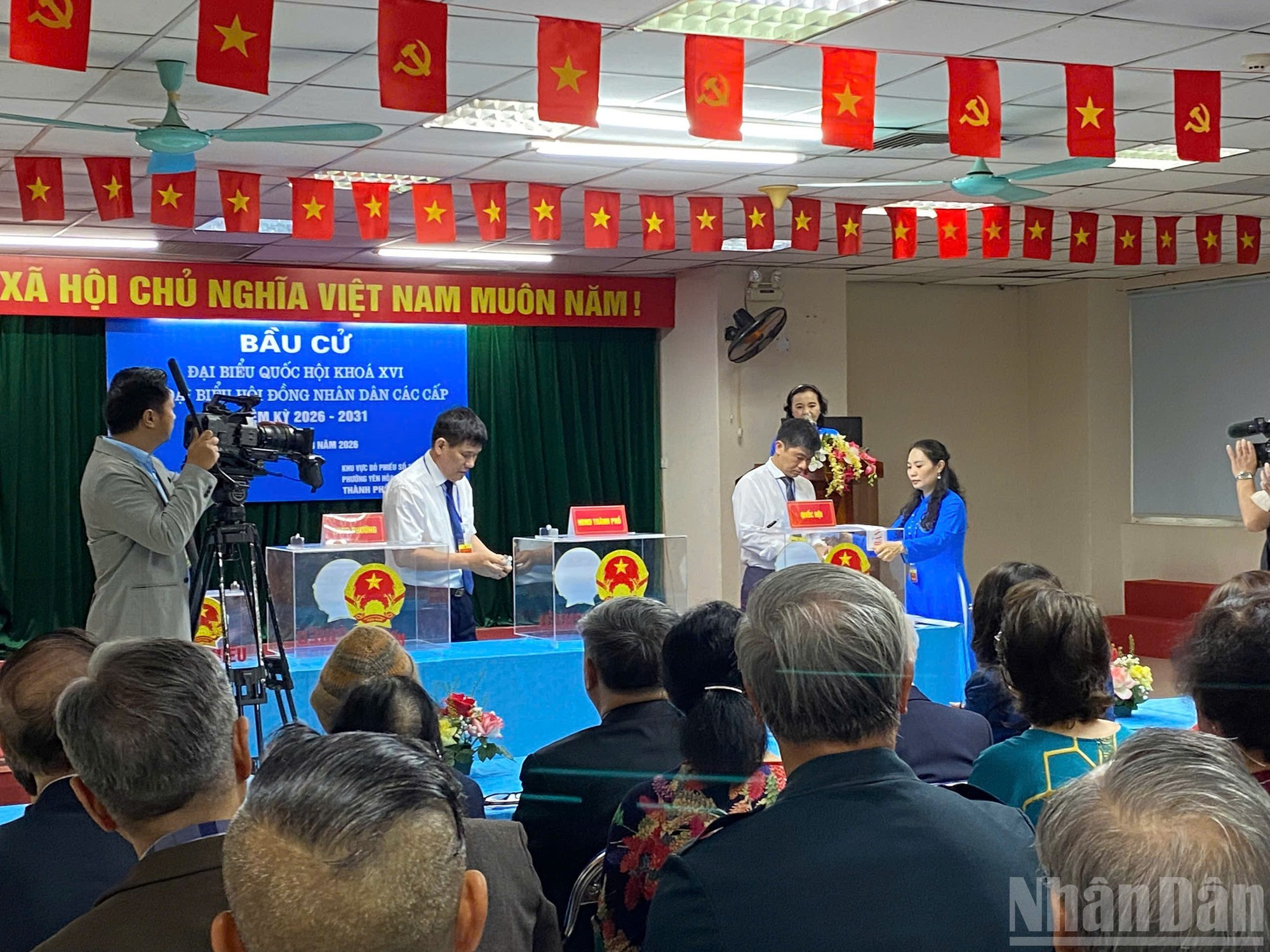 Con un alto sentido de la responsabilidad, los periodistas graban momentos memorables de la jornada electoral.