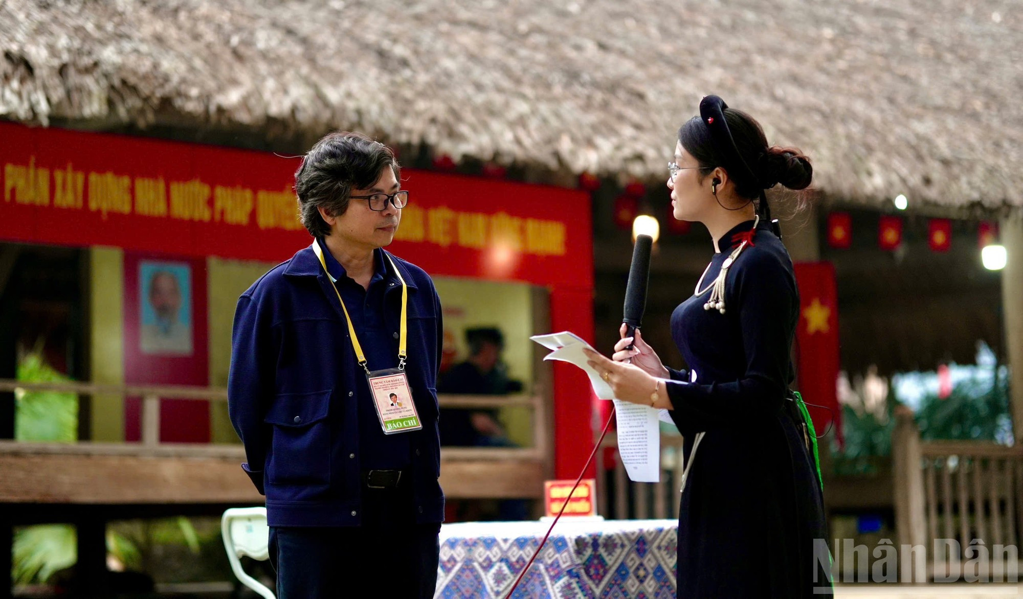 Desde muy temprano, numerosos periodistas se sitúan en distintos puntos para captar el ambiente solemne y lleno de entusiasmo de esta jornada cívica.