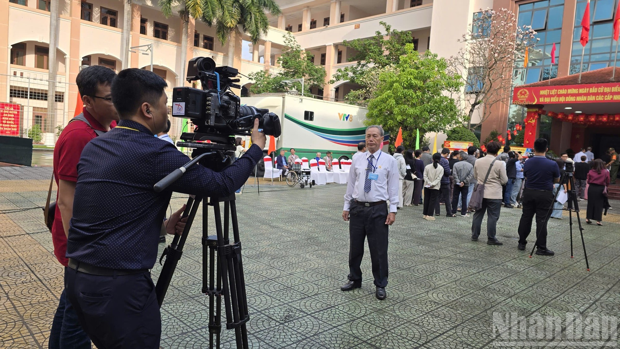 Periodistas dan cobertura al trascendental acontecimiento desde el Centro Cultural y Cinematográfico de la ciudad de Da Nang.