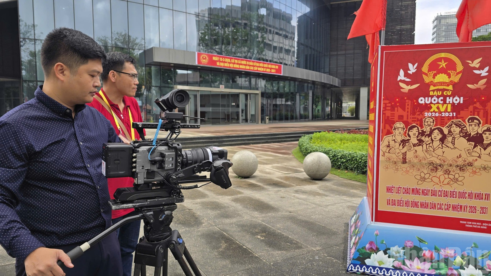 Reporteros trabajan con presteza para captar imágenes auténticas de los votantes que acuden a depositar su voto.