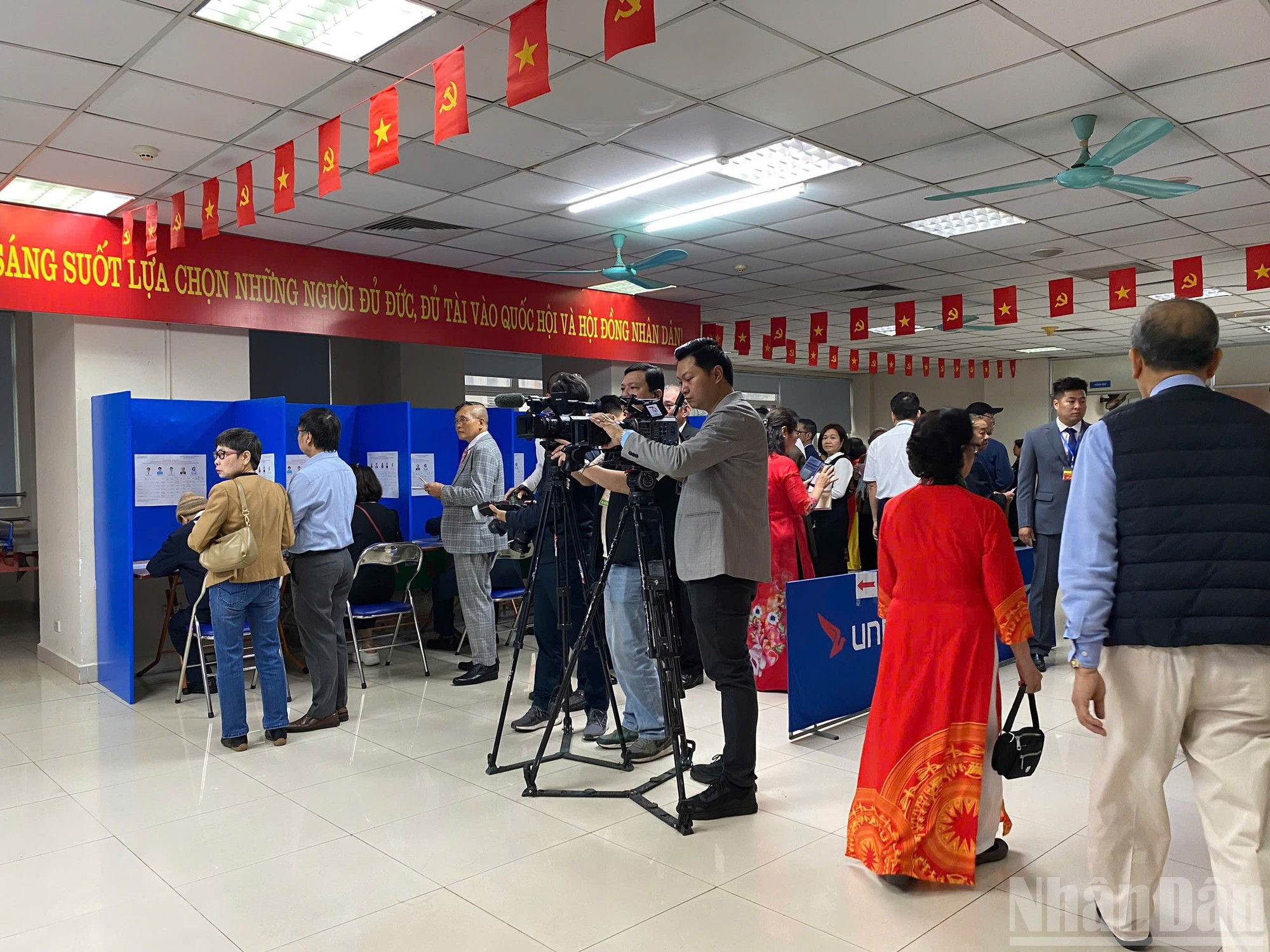 Periodistas cubren el proceso electoral en un punto de votación del barrio de Yen Hoa, en la ciudad de Hanói.