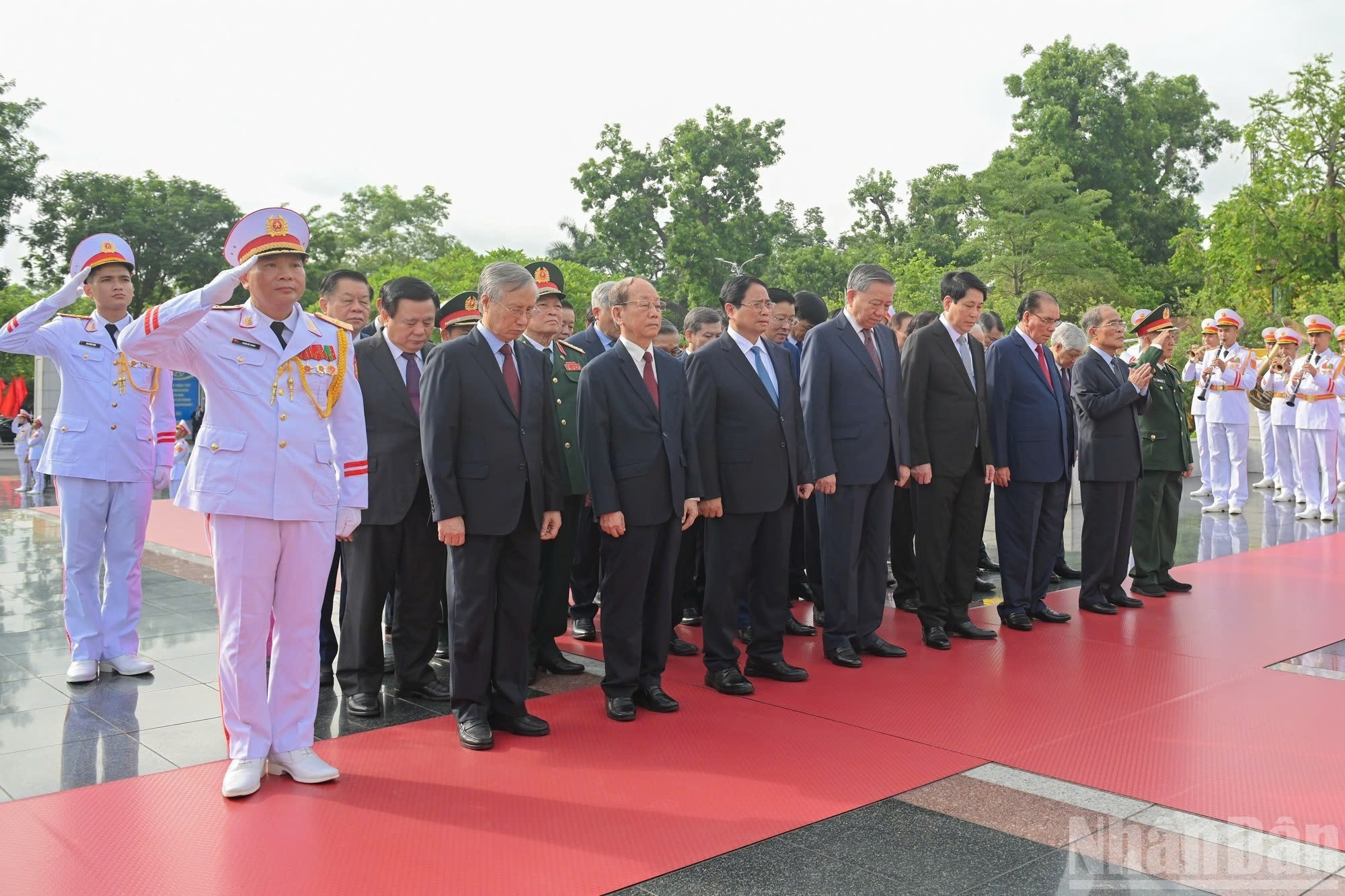El secretario general del Partido Comunista de Vietnam, To Lam; el premier Pham Minh Chinh; y el presidente del país, Luong Cuong, al frente de una delegación de dirigentes del Partido y Estado, rinden homenaje al Presidente Ho Chi Minh. El secretario general del Partido Comunista de Vietnam, To Lam; el premier Pham Minh Chinh; y el presidente del país, Luong Cuong, al frente de una delegación de dirigentes del Partido y Estado, rinden homenaje al Presidente Ho Chi Minh.