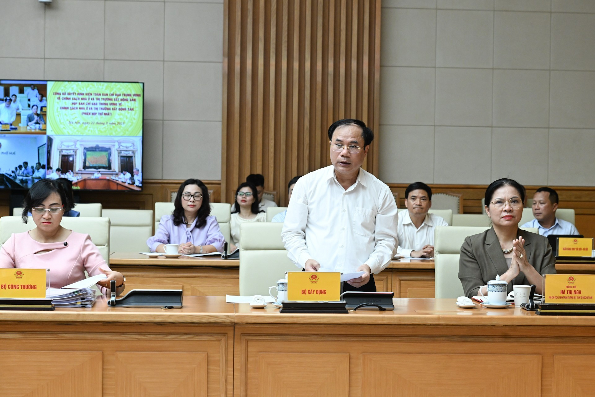 El viceministro de Construcción Nguyen Van Sinh presenta un informe. El viceministro de Construcción Nguyen Van Sinh presenta un informe.