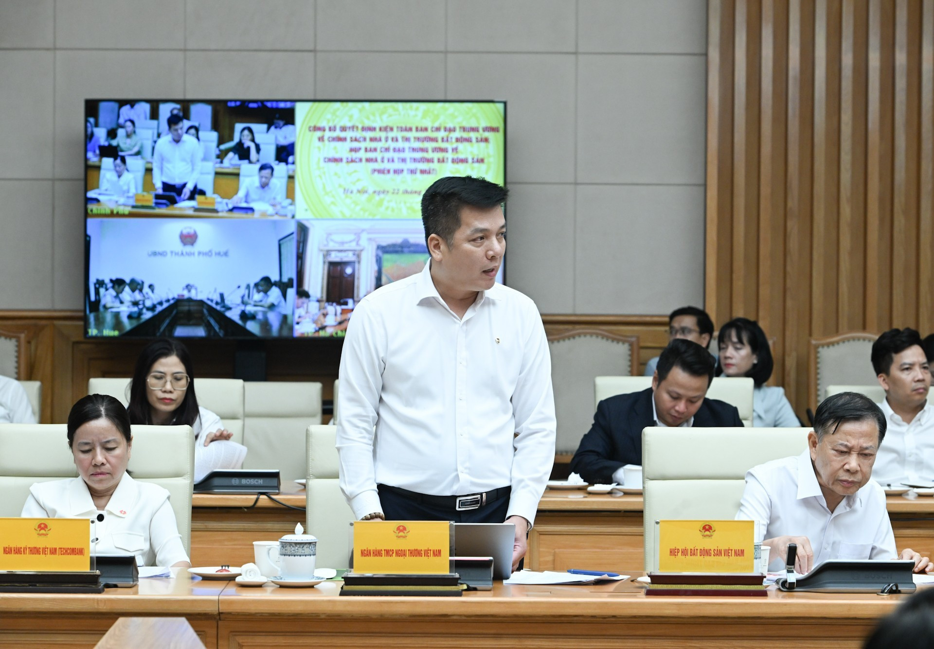 Un representante del Banco del Comercio Exterior de Vietnam habla en la cita. Un representante del Banco del Comercio Exterior de Vietnam habla en la cita.