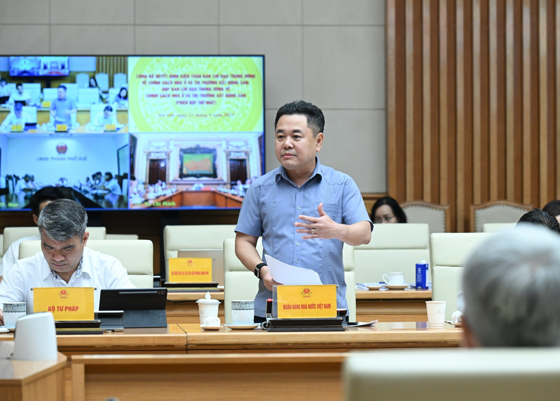 El subgobernador del Banco Estatal de Vietnam Nguyen Ngoc Canh habla en la reunión. El subgobernador del Banco Estatal de Vietnam Nguyen Ngoc Canh habla en la reunión.