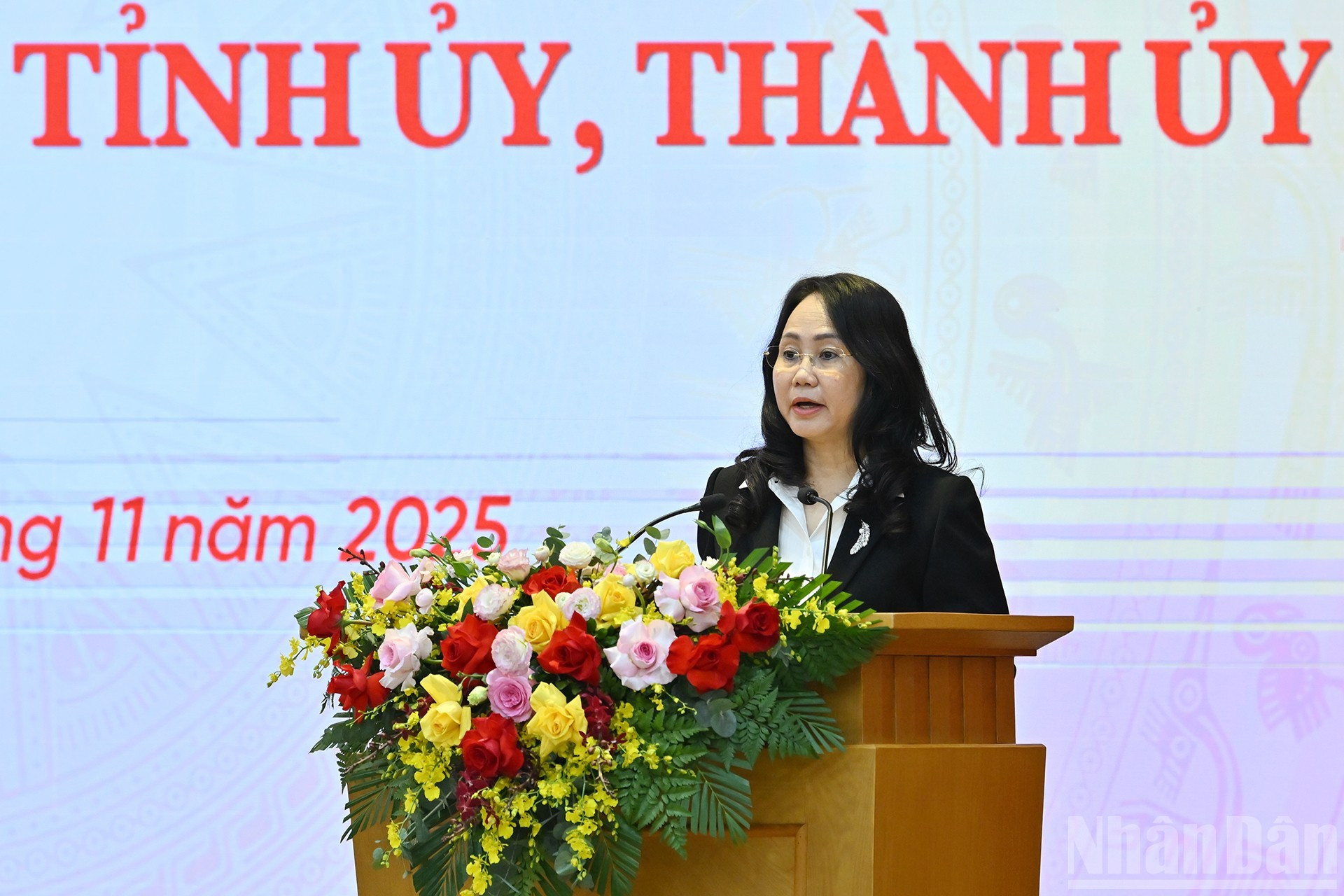 El subjefe permanente de la Oficina del Comité Central del PCV, Lam Thi Phuong Thanh, lanza un movimiento de emulación.