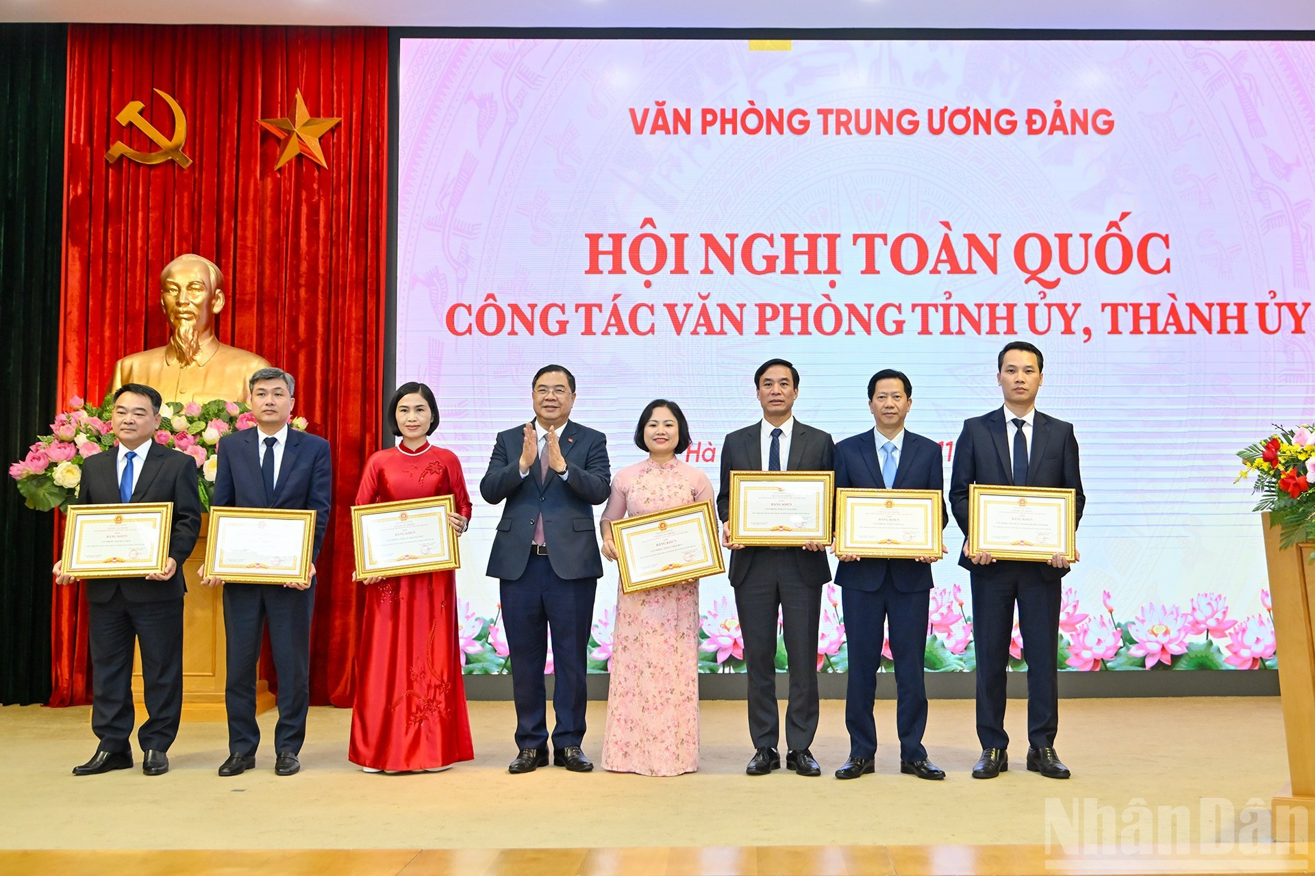 El jefe de la Oficina del Comité Central del PCV, Pham Gia Tuc, entrega el certificado de mérito a los colectivos destacados.