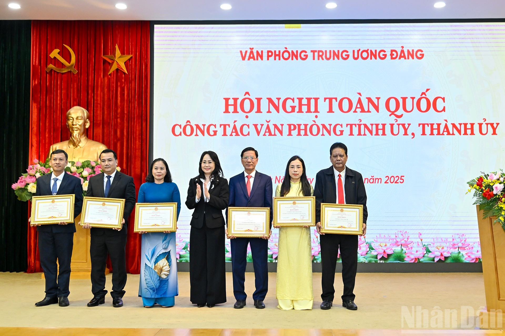 El subjefe permanente de la Oficina del Comité Central del PCV, Lam Thi Phuong Thanh, otorga el certificado de reconocimiento a los colectivos destacados.
