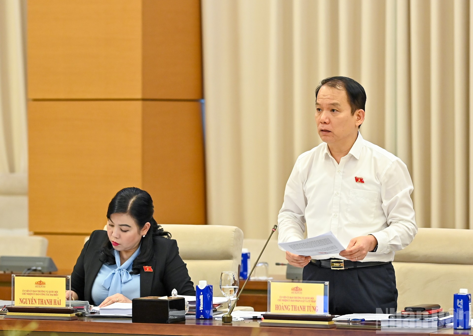 El jefe del Comisión de Derecho y Justicia de la ANV, Hoang Thanh Tung, presenta el informe.