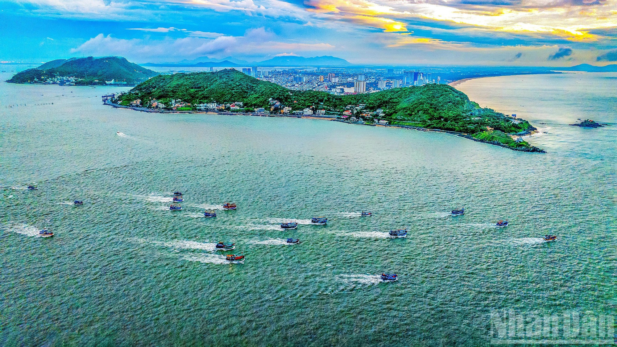 Vung Tau ofrece una amplia variedad de experiencias, que van desde el disfrute de sus playas y la exploración de su patrimonio histórico, hasta impresionantes vistas que se divisan desde la cima del monte Lon.